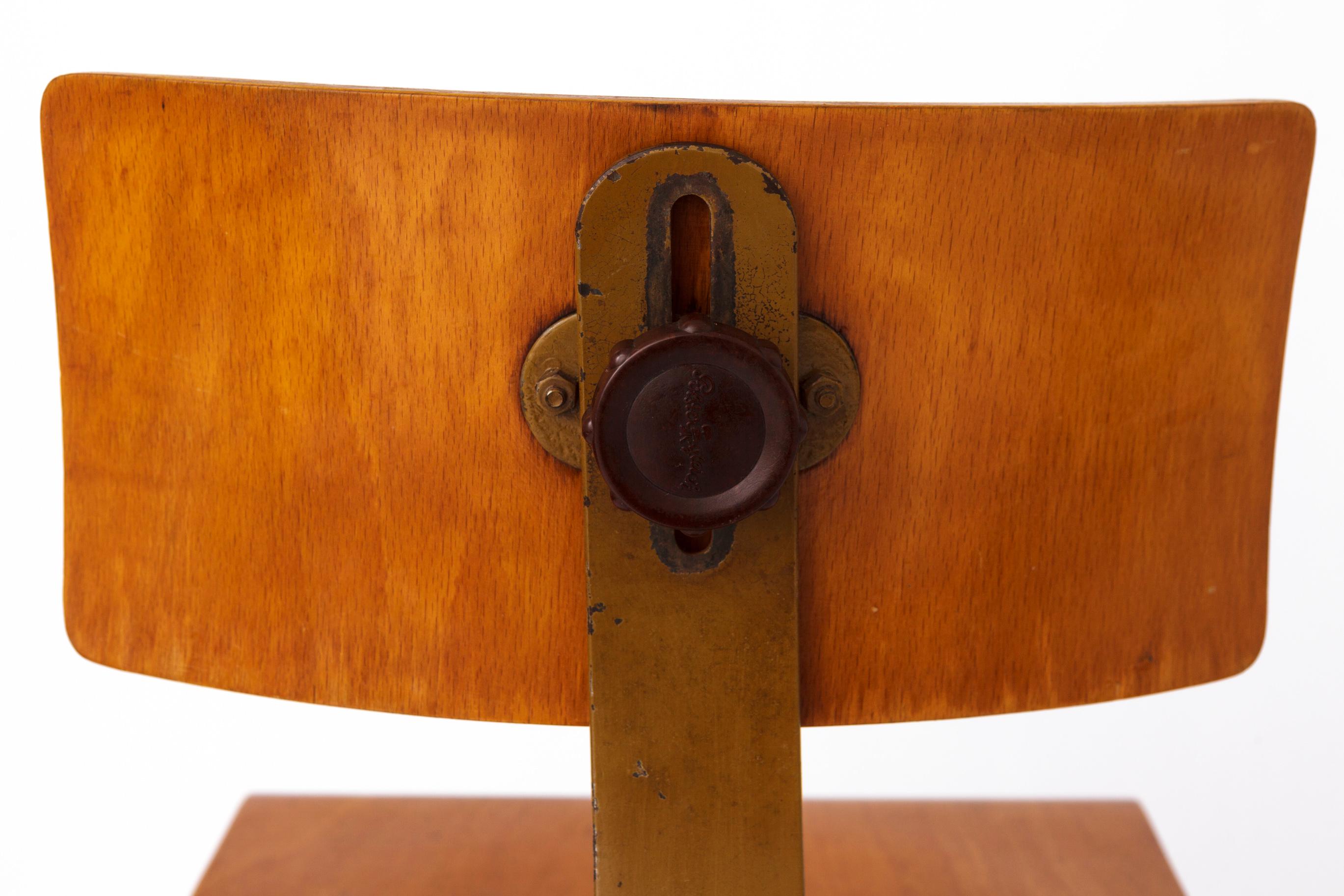 Silla industrial vintage años 50 - Taburete ajustable de fábrica alemana, madera de haya Haya en venta