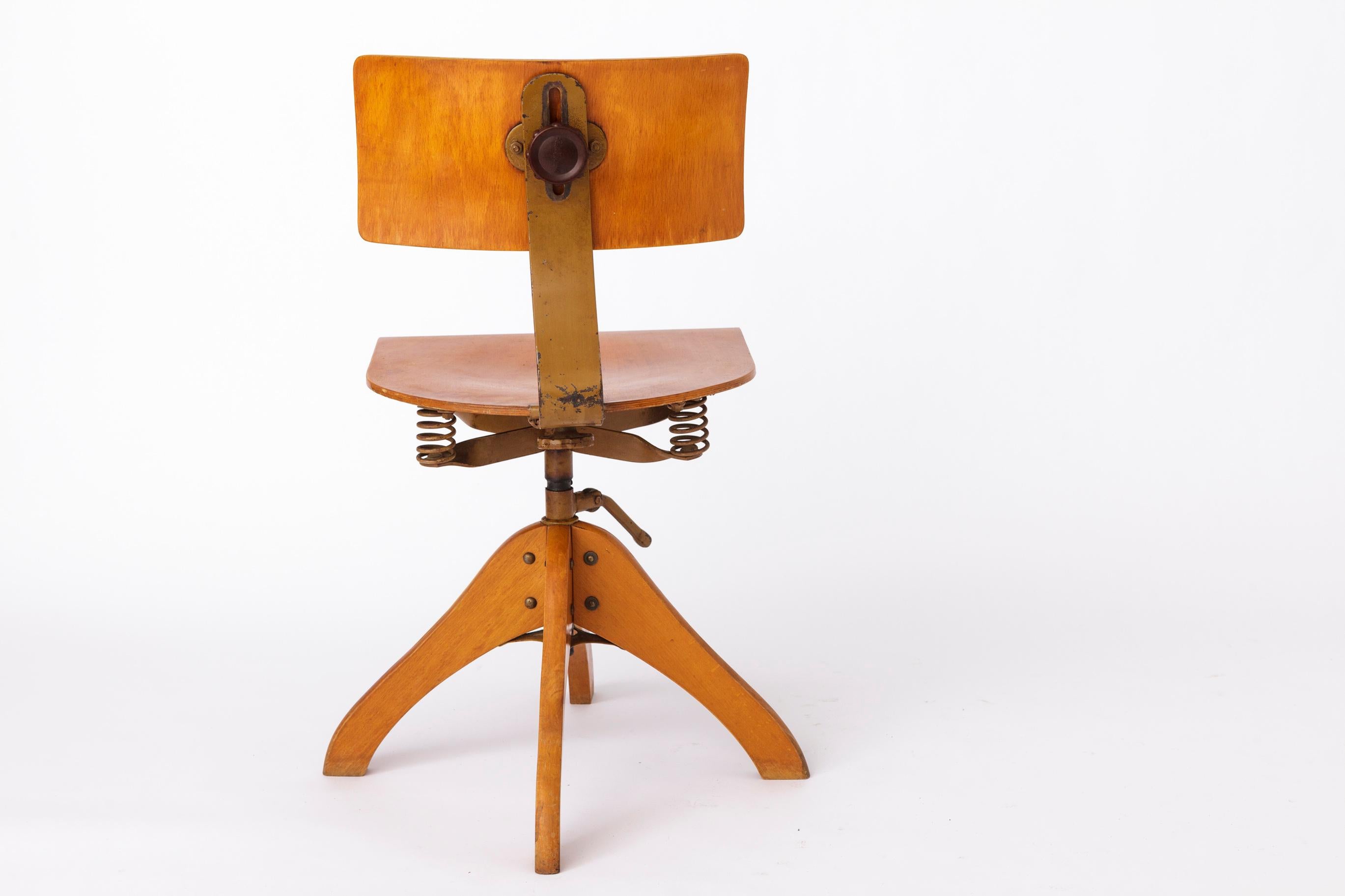 Silla industrial vintage años 50 - Taburete ajustable de fábrica alemana, madera de haya en venta 1