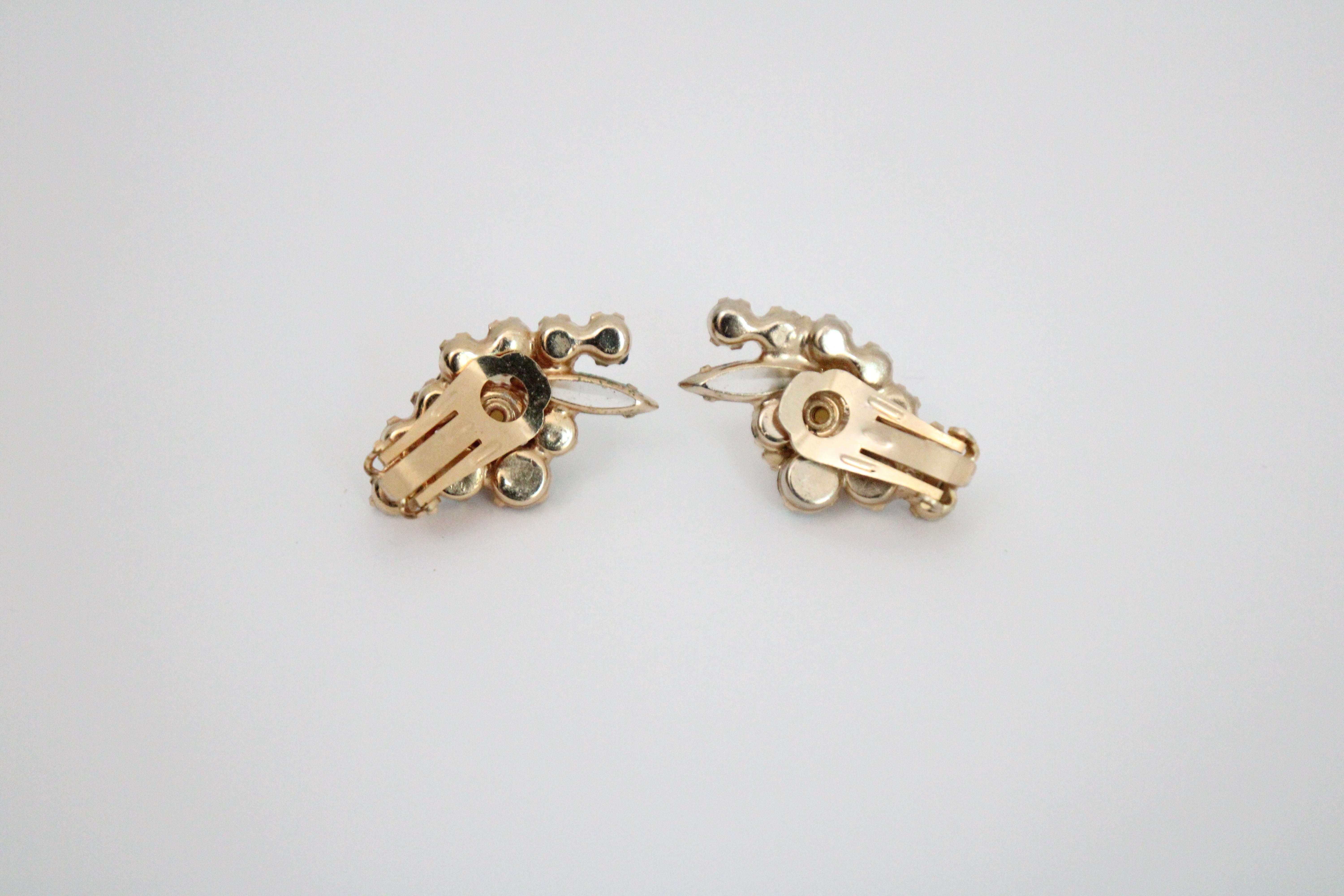 Vintage años 50 Pendientes de clip con perlas y strass iridiscentes años 50 Corte de bola en venta