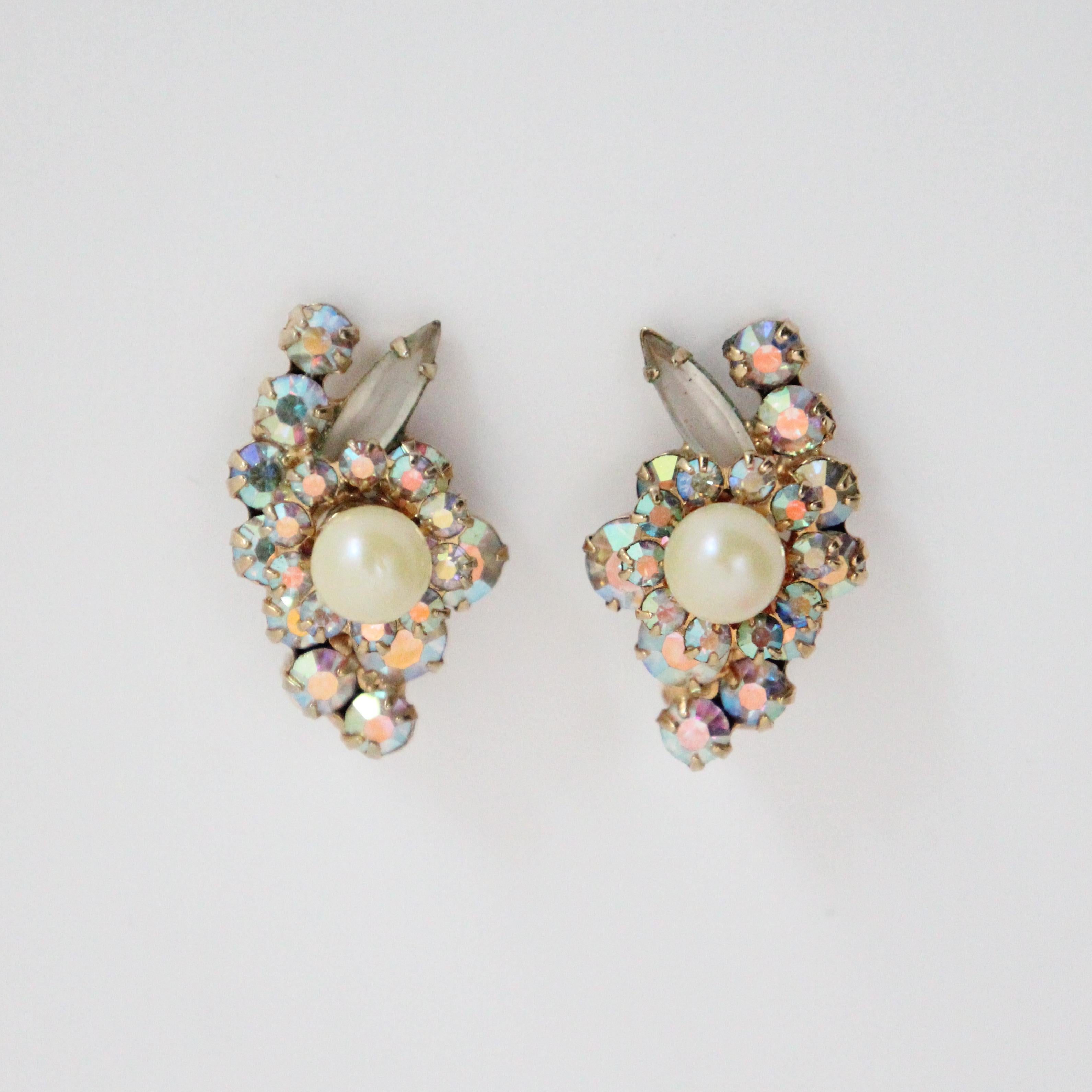 Vintage años 50 Pendientes de clip con perlas y strass iridiscentes años 50 en Bueno estado para la venta en Cheltenham, GB