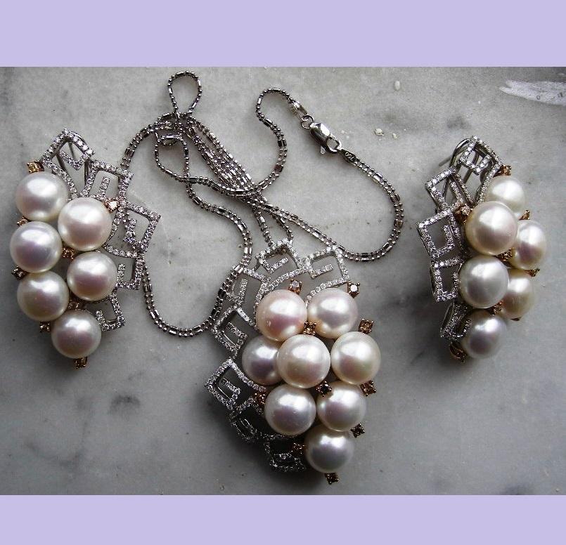What a wonderful find this set is! Huge and gorgeous. Cultured pearls and sparkling diamonds mounted on 18k white gold. This set is just waiting for one of you! You'll be surely noticed when you wear it as it is fantastic. This set is composed by