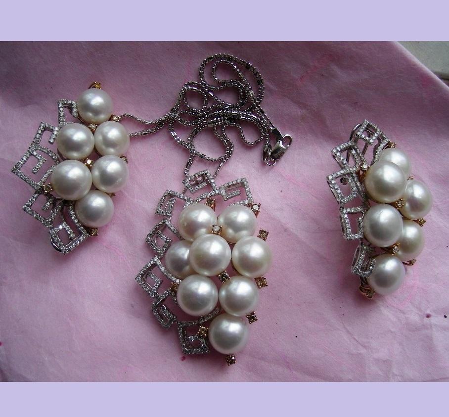 Retro Vintage 1950s Italian 18 Karat Gold Diamonds Pearls Necklace and Earrings Set For Sale