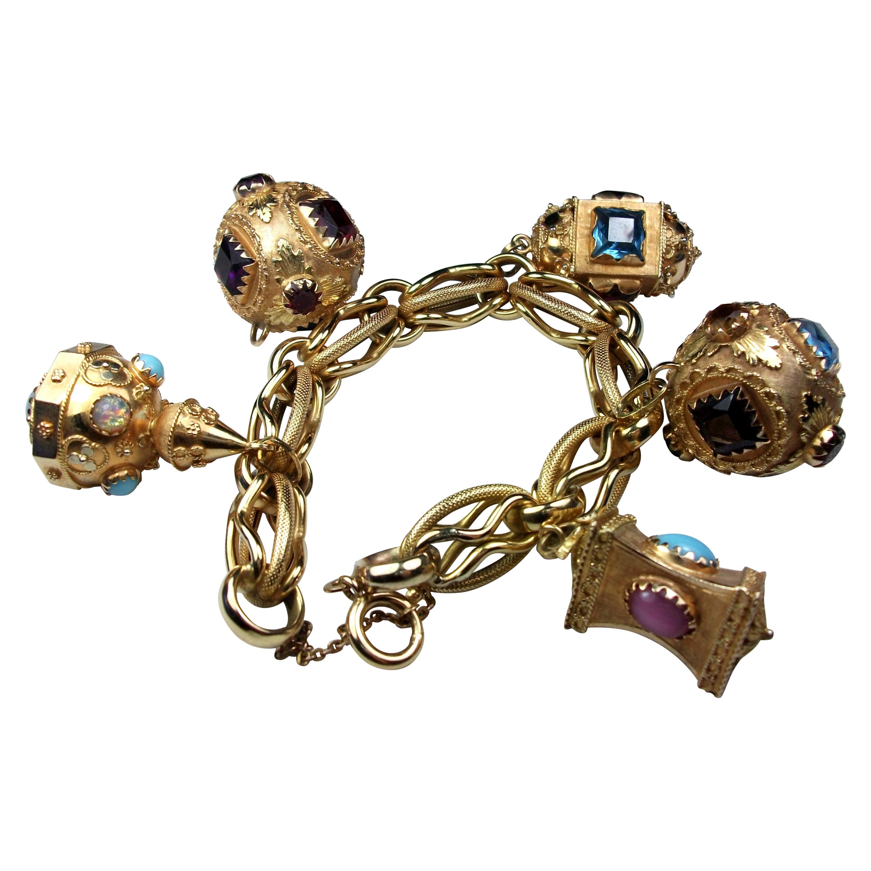 Bracelet à breloques vintage italien en or jaune 18 carats de style  néo-étrusque, 130 grammes, années 1950 En vente sur 1stDibs