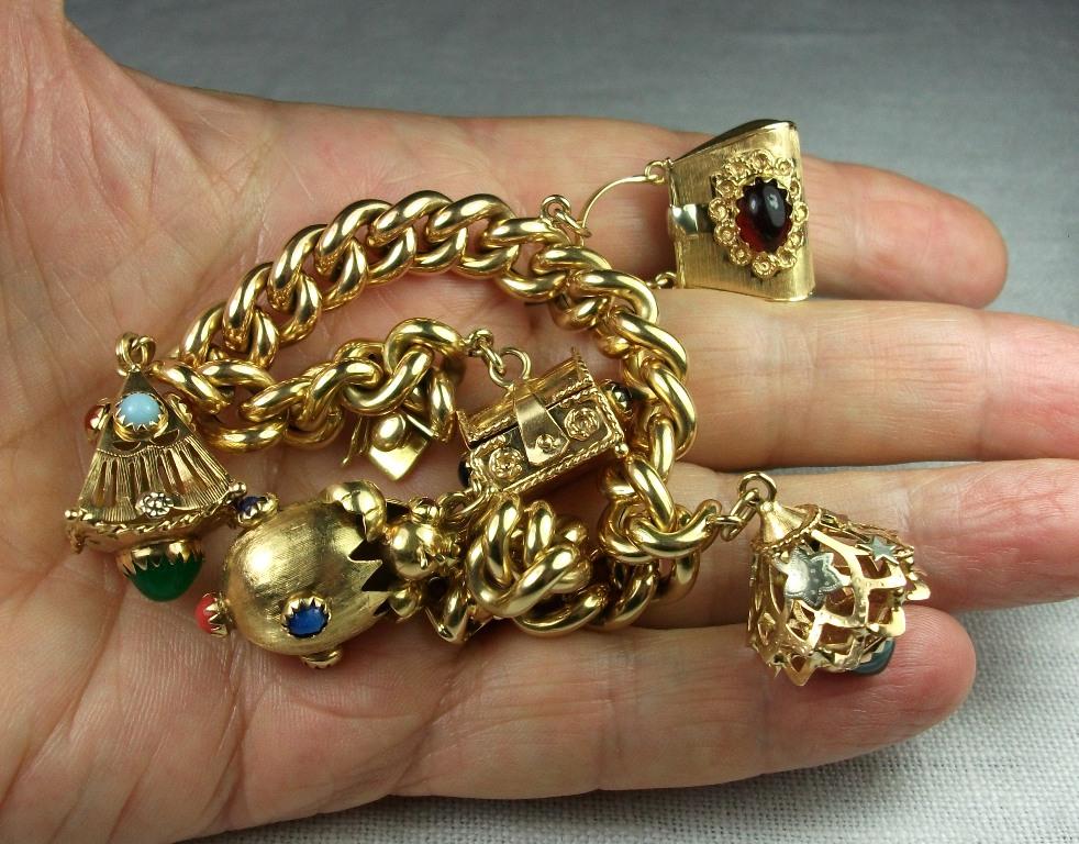 Vintage 1950s Italian 18 Karat Yellow Gold Etruscan Revival Charm Bracelet For Sale 2