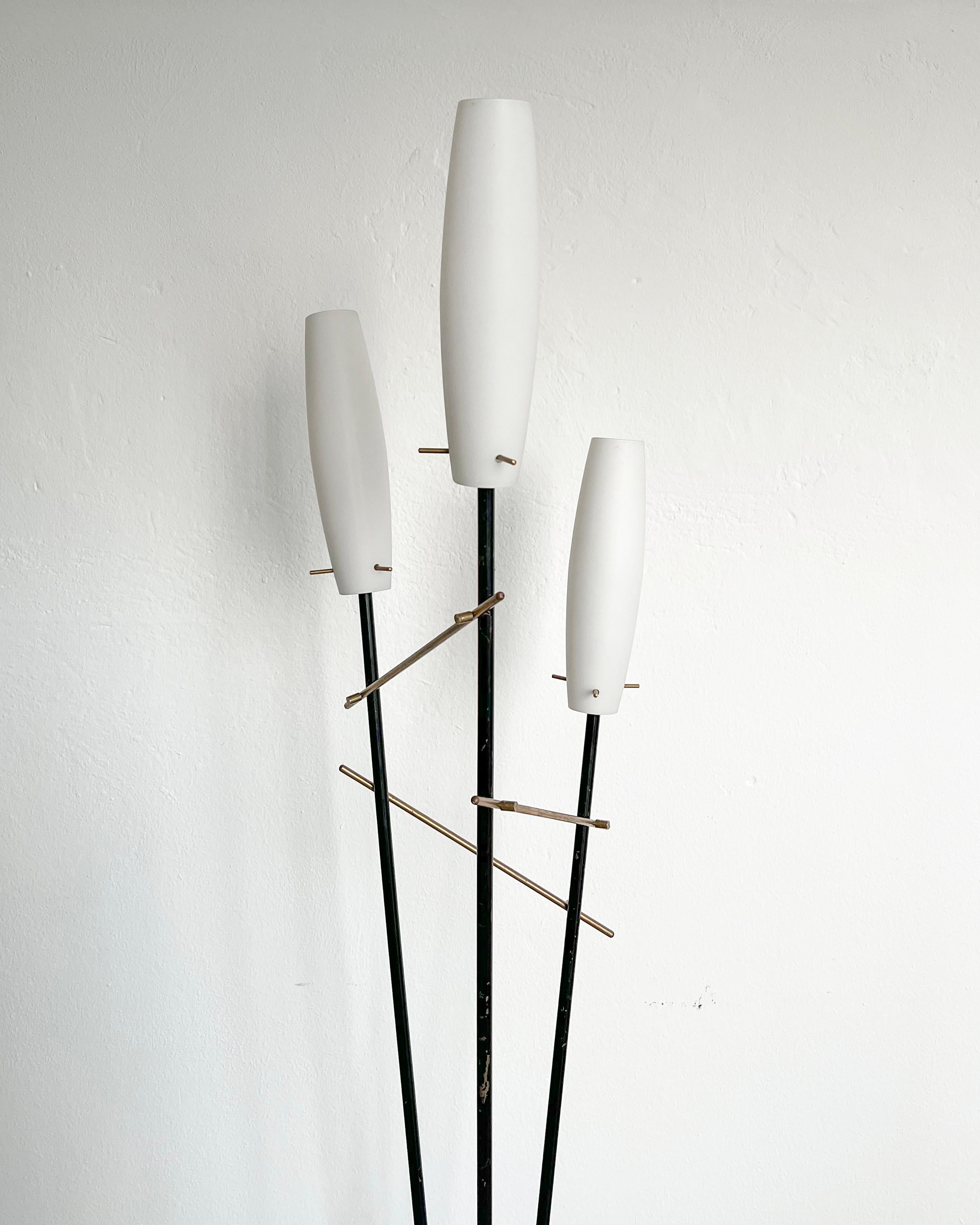 Vintage Decorative Italian Floor Lamp in Brass and Marble , 1950's minimalism In Good Condition For Sale In Milano, IT