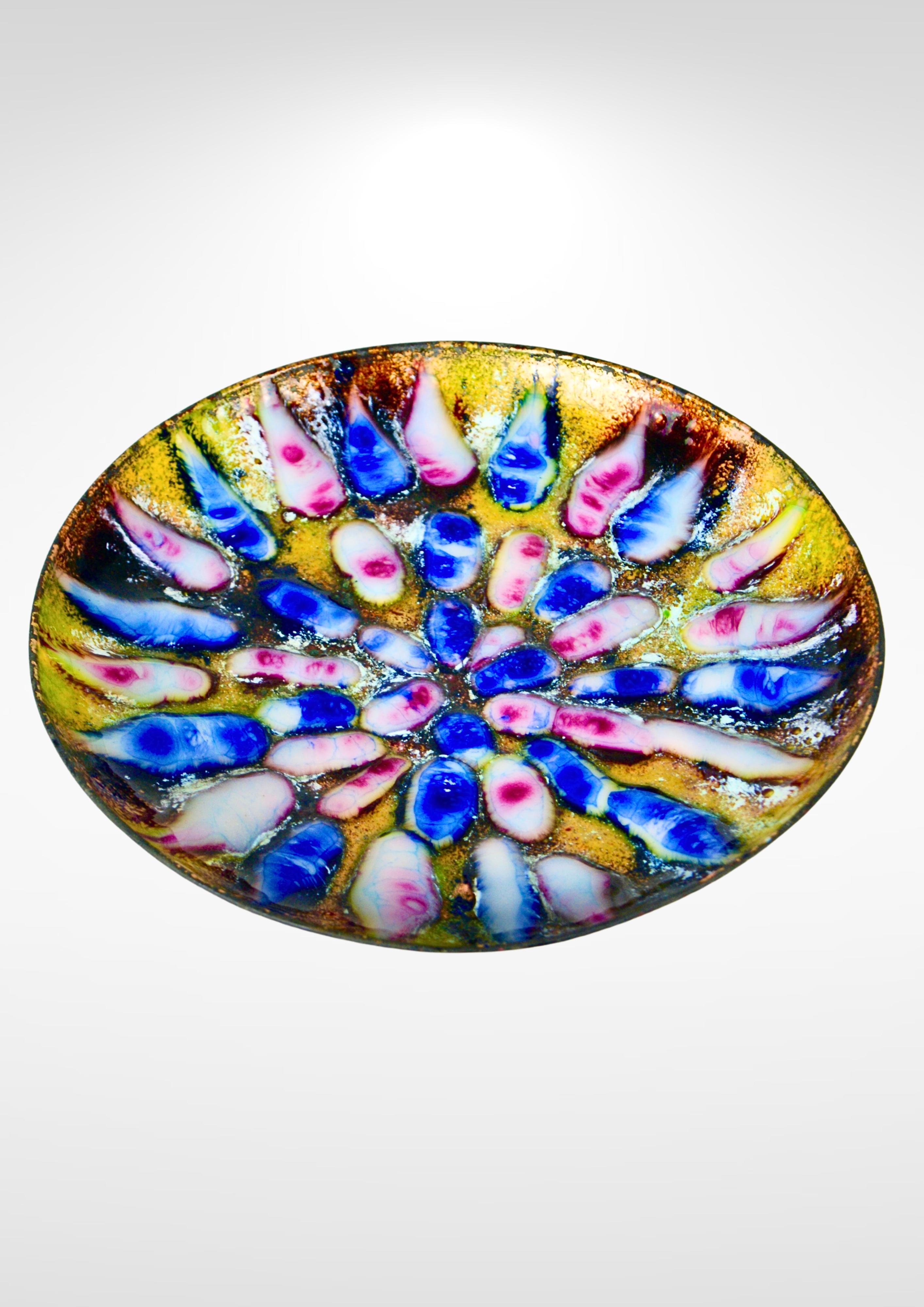 Extraordinaire grand plat central en cuivre des années 1950.
Il présente une explosion de bulles de lave multicolores et une surface texturée.
Il s'agit d'un plat de bonne taille, idéal pour les tables basses ou comme vide-poche.

En très bon état