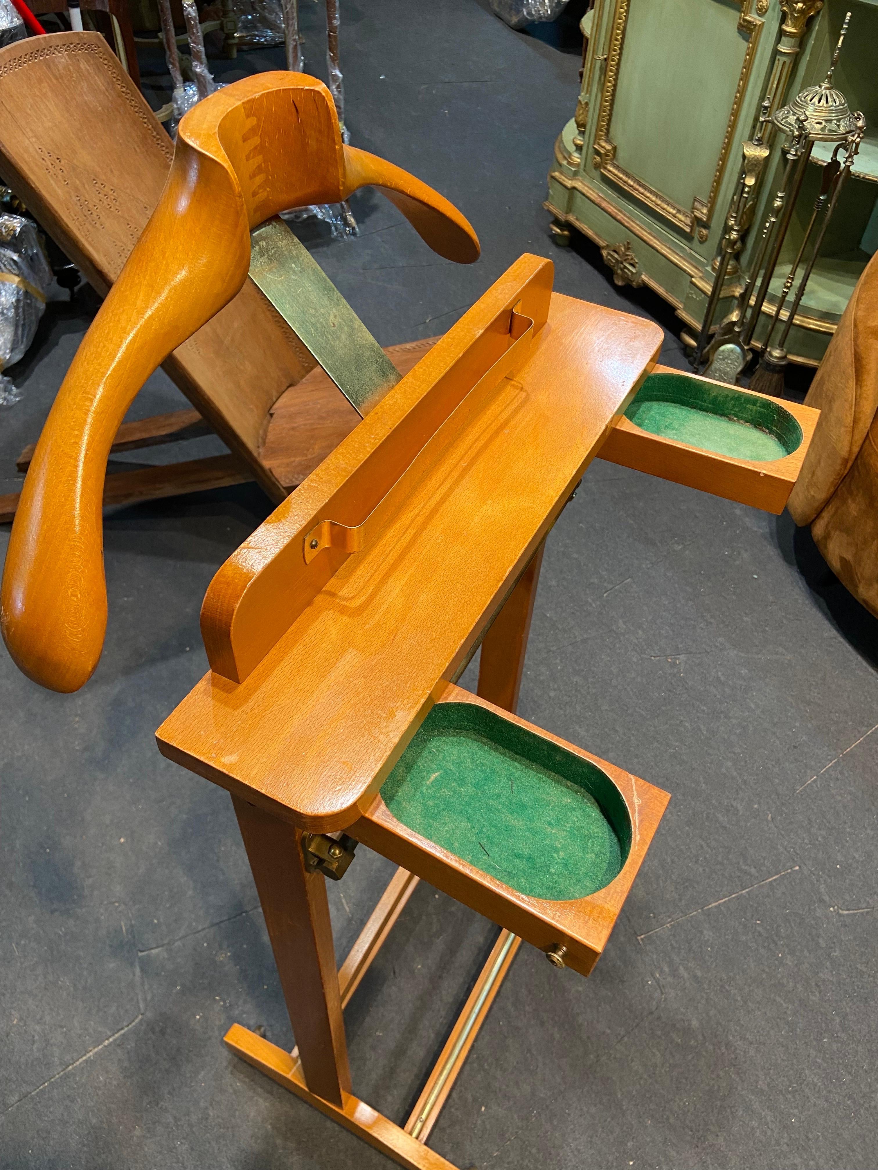 Vintage 1950s Italian Rolling Men’s Valet Stand in Wood and Brass In Good Condition For Sale In Sofia, BG