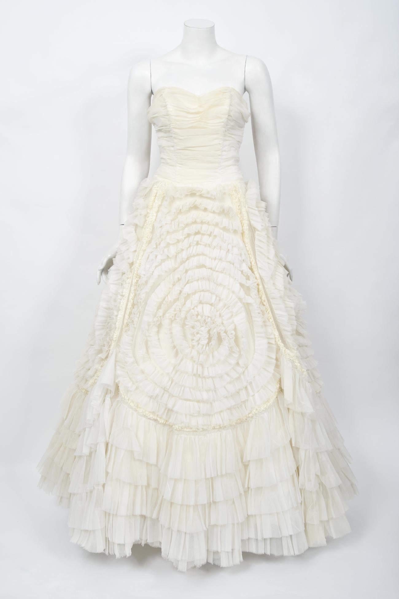 Vintage 1950's Elfenbein Chiffon trägerlos Tiered Ruffle voller Länge Hochzeitskleid  7