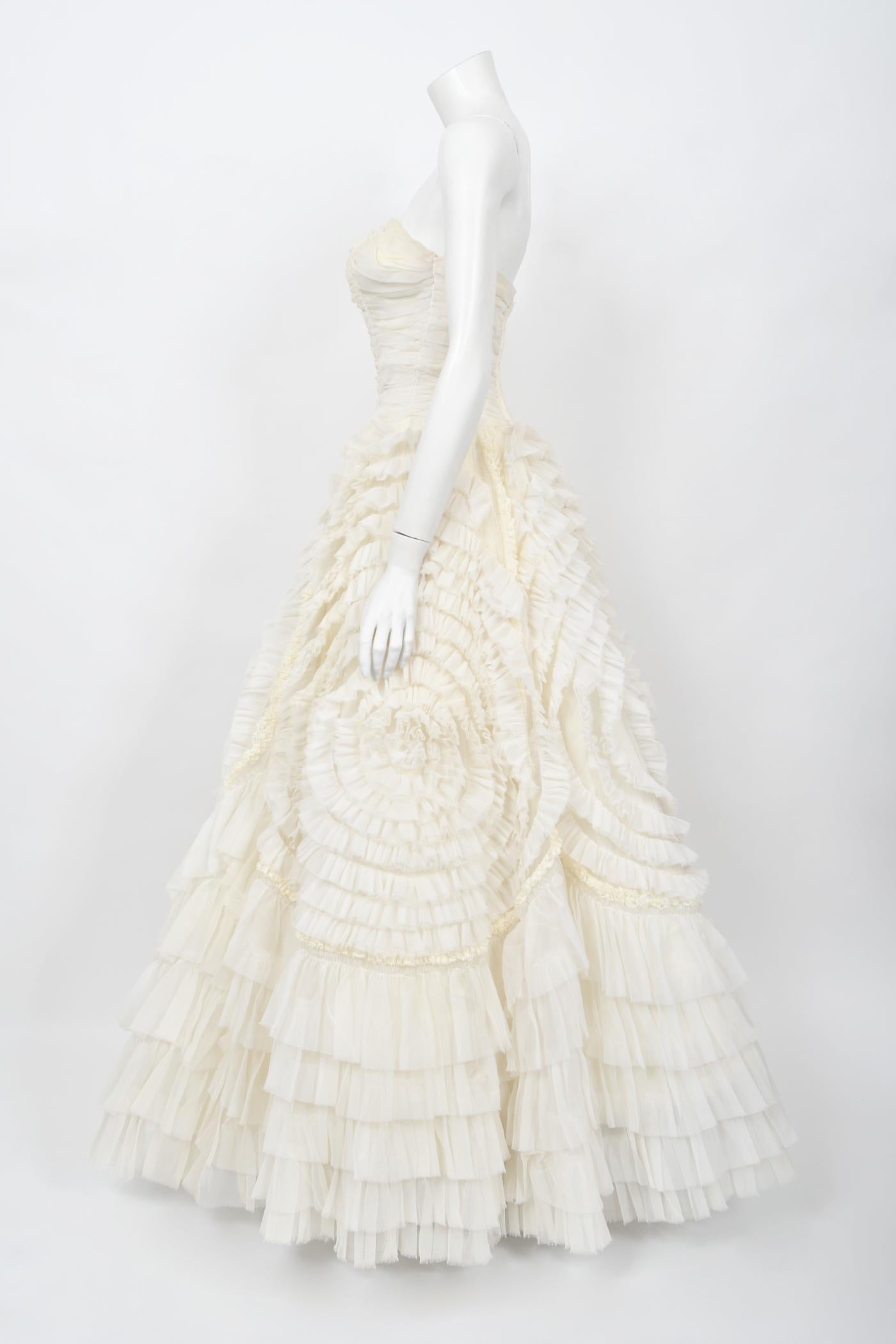 Vintage 1950's Elfenbein Chiffon trägerlos Tiered Ruffle voller Länge Hochzeitskleid  8