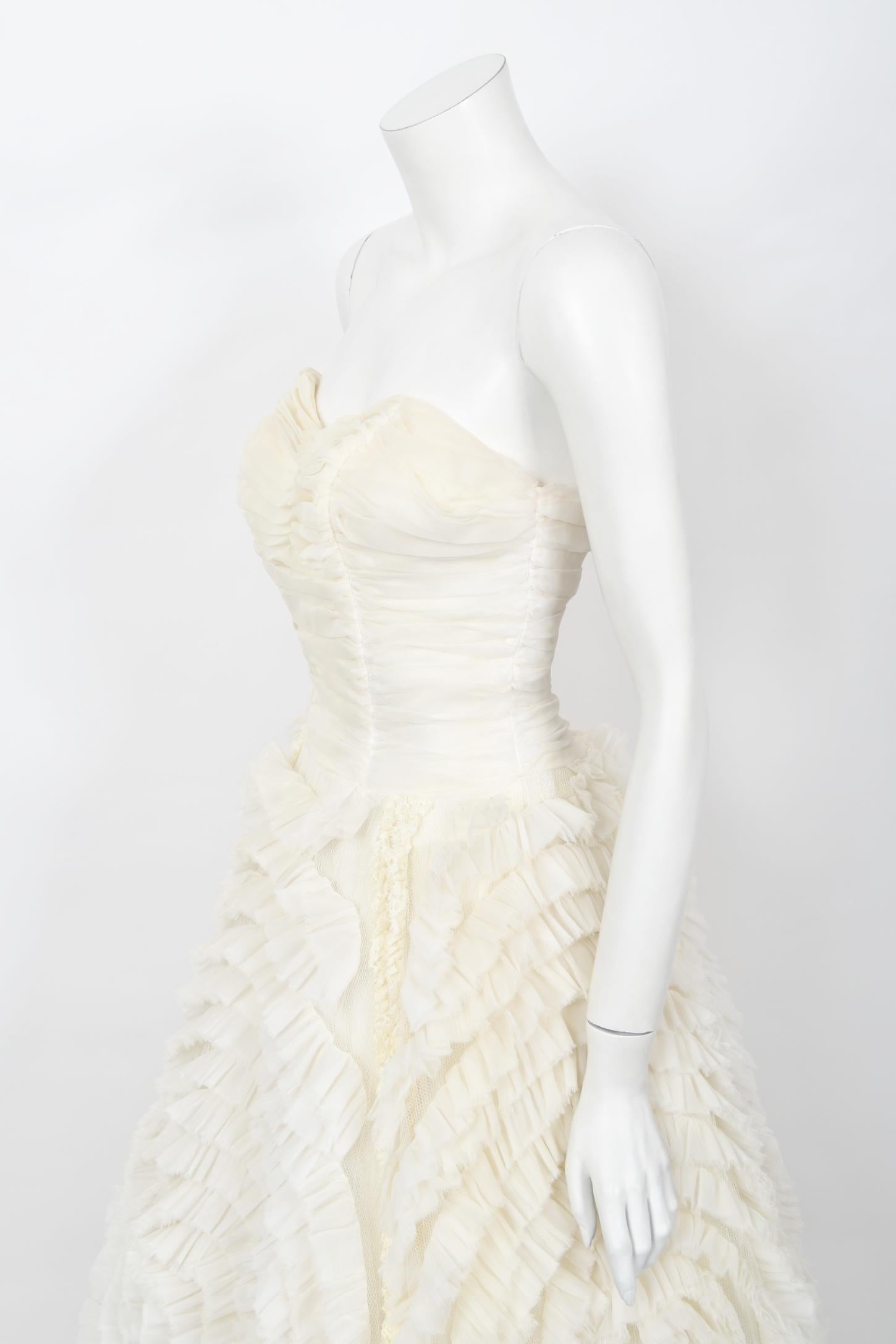 Vintage 1950's Elfenbein Chiffon trägerlos Tiered Ruffle voller Länge Hochzeitskleid  im Zustand „Gut“ in Beverly Hills, CA