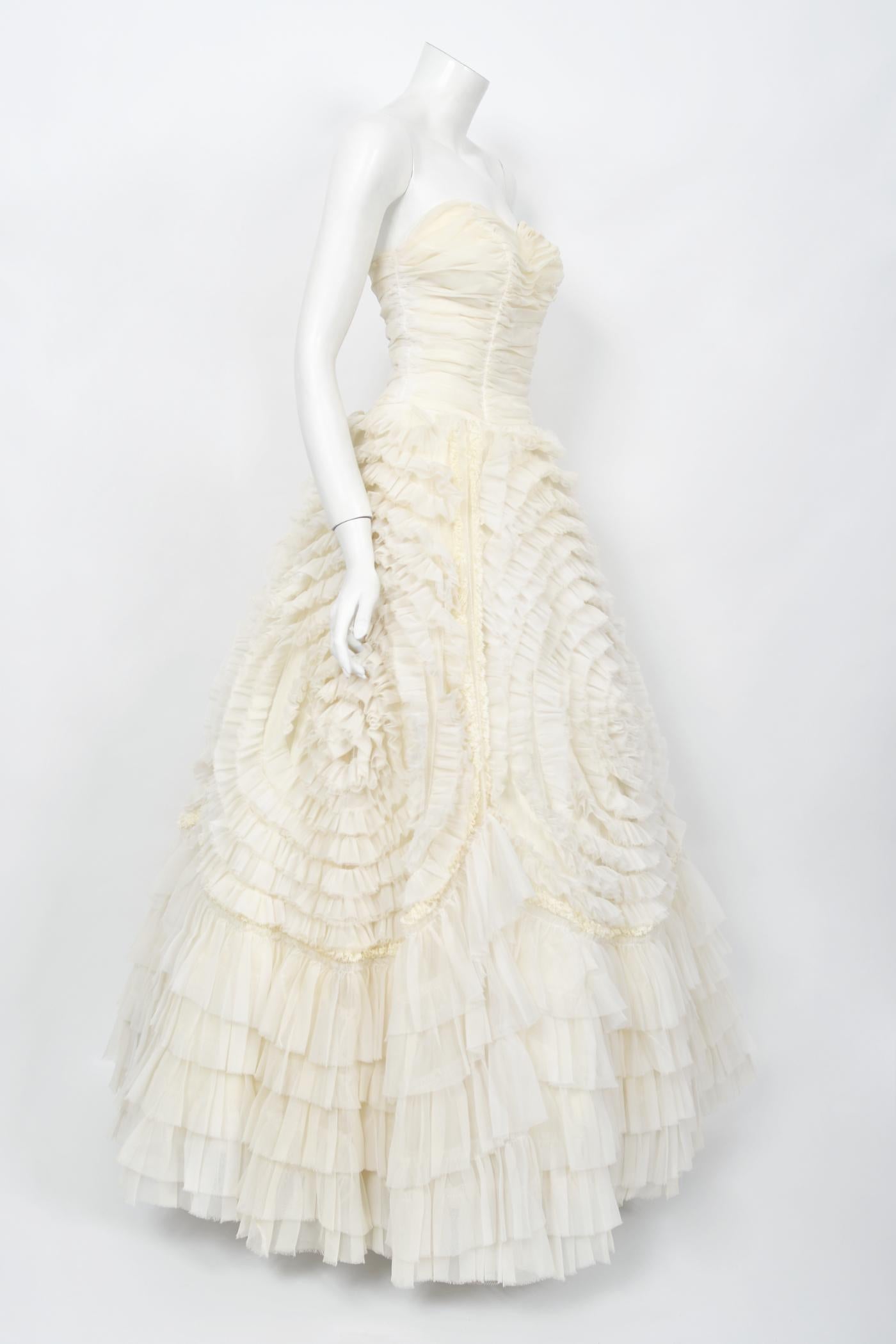 Vintage 1950's Elfenbein Chiffon trägerlos Tiered Ruffle voller Länge Hochzeitskleid  4