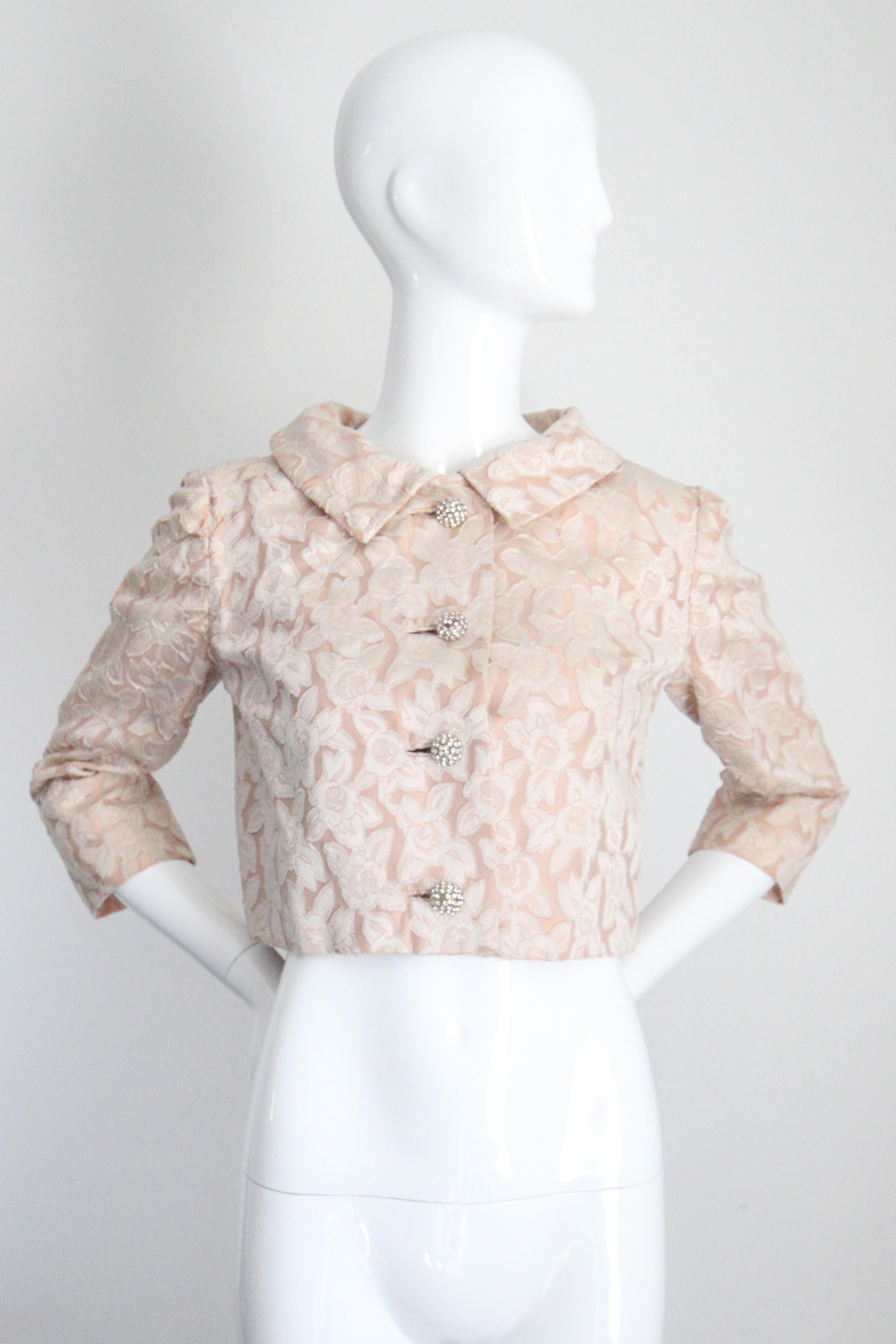 Beige Giacca vintage anni '50 in broccato di seta blush con bottoni di strass UK 10-12 in vendita