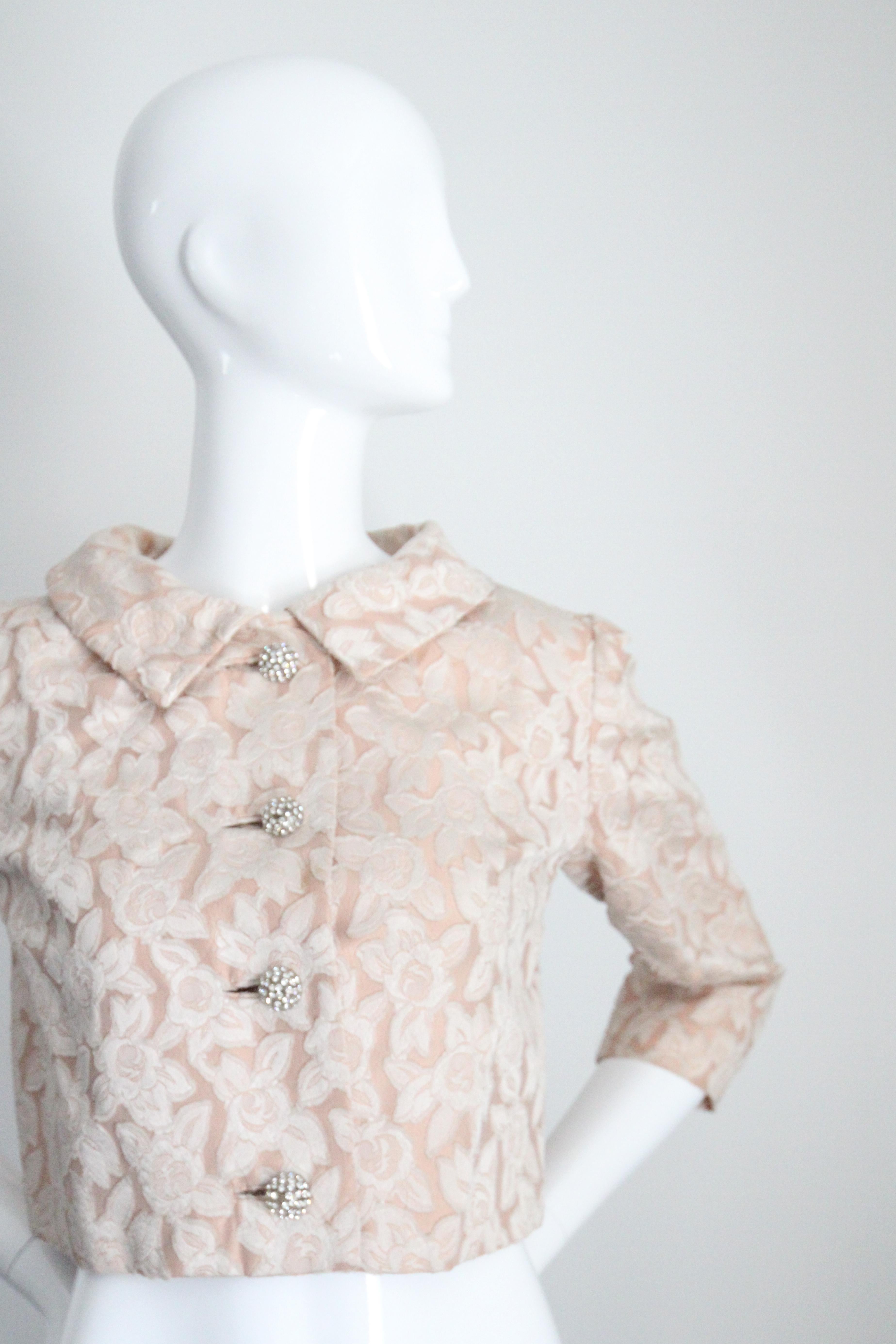 Giacca vintage anni '50 in broccato di seta blush con bottoni di strass UK 10-12 In condizioni buone in vendita a Cheltenham, GB