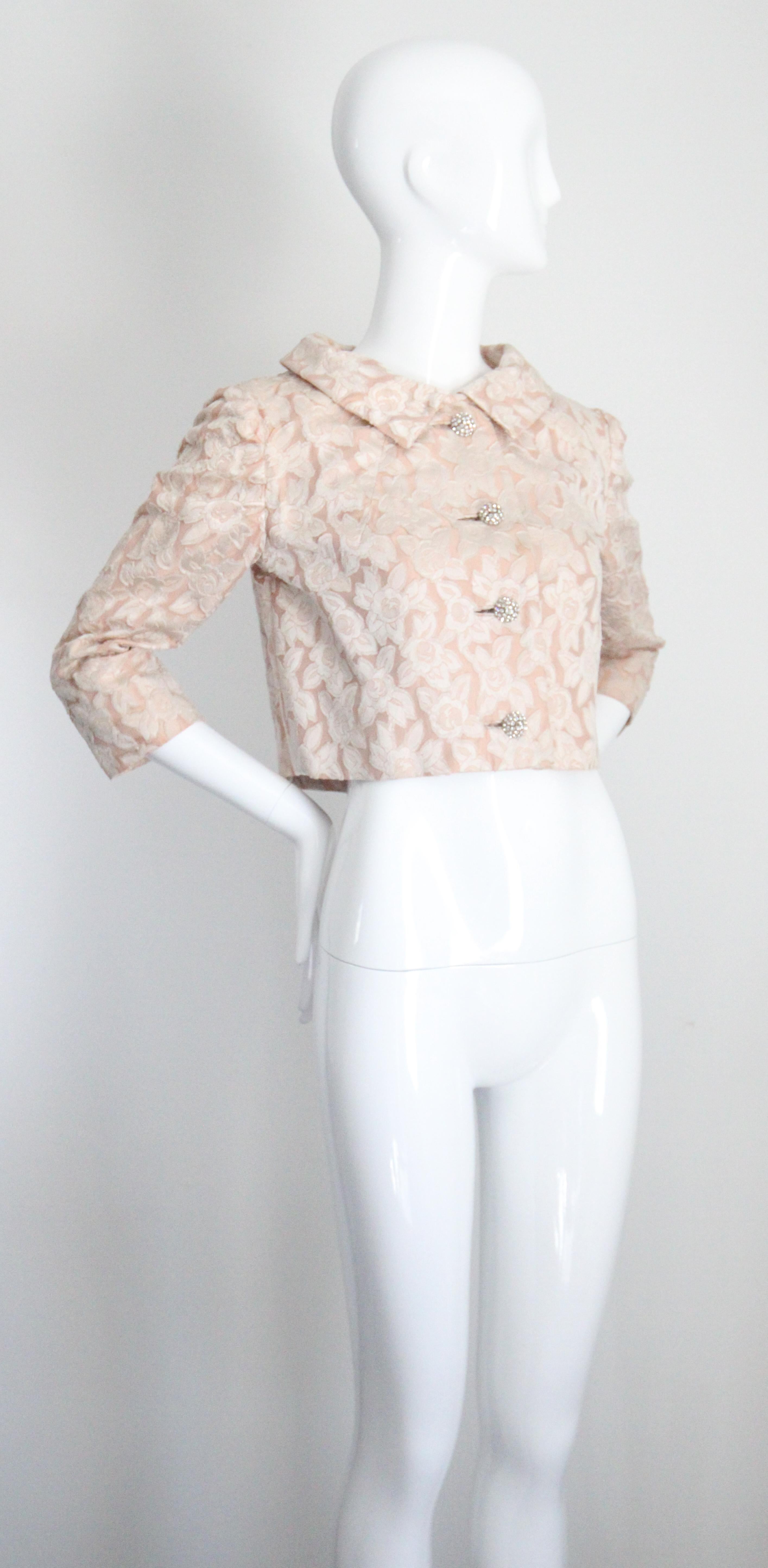 Donna Giacca vintage anni '50 in broccato di seta blush con bottoni di strass UK 10-12 in vendita
