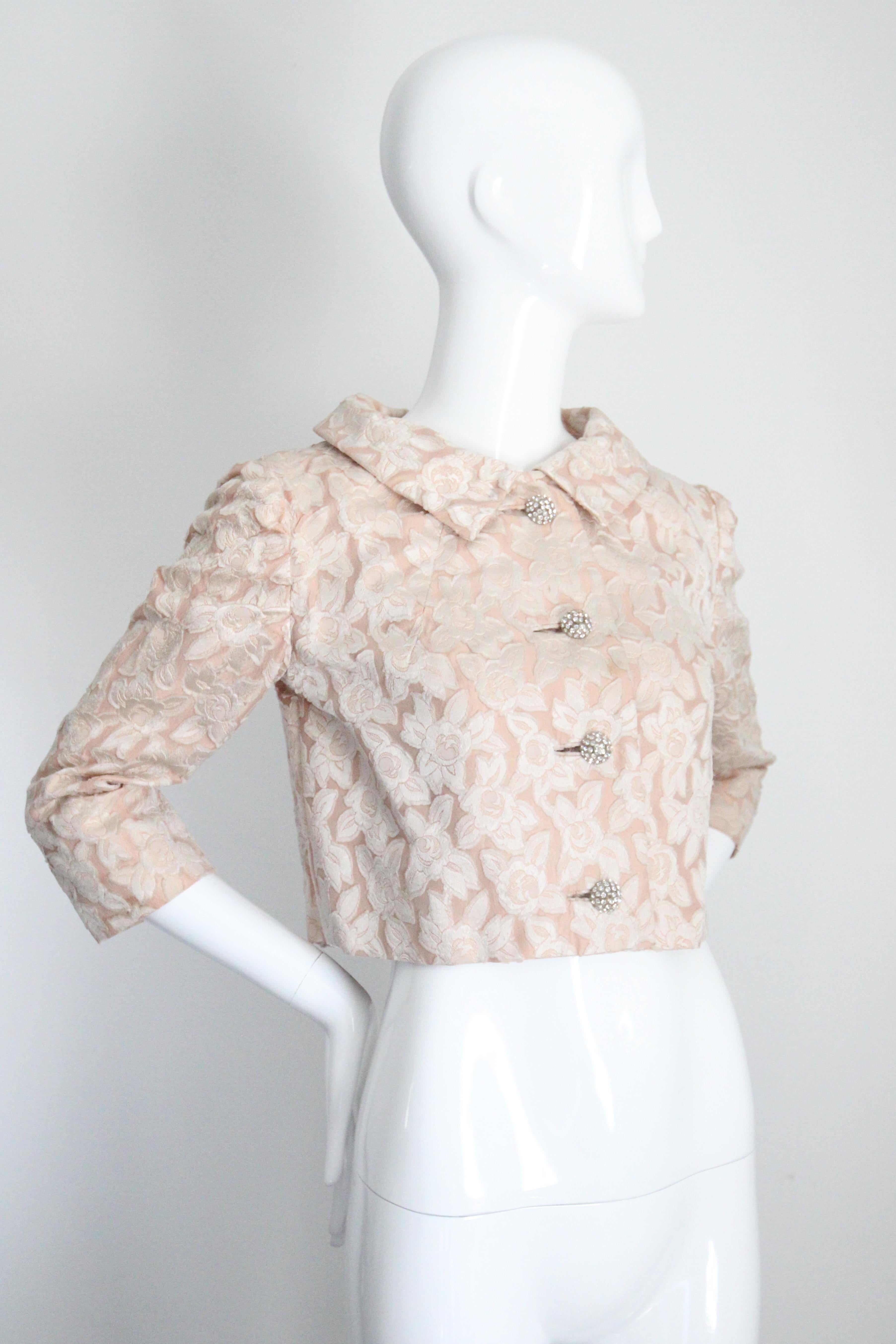Giacca vintage anni '50 in broccato di seta blush con bottoni di strass UK 10-12 in vendita 1