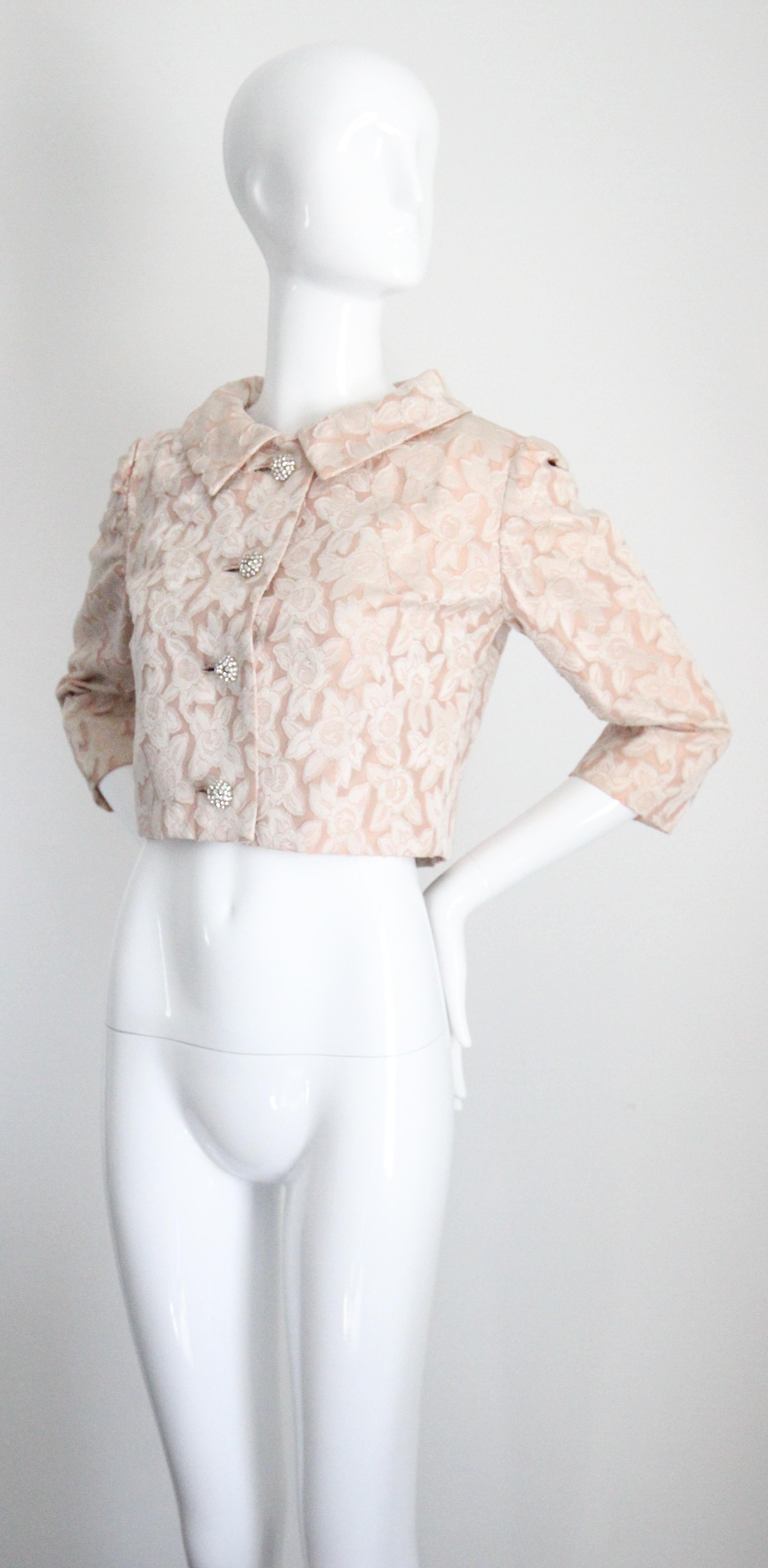 Giacca vintage anni '50 in broccato di seta blush con bottoni di strass UK 10-12 in vendita 2