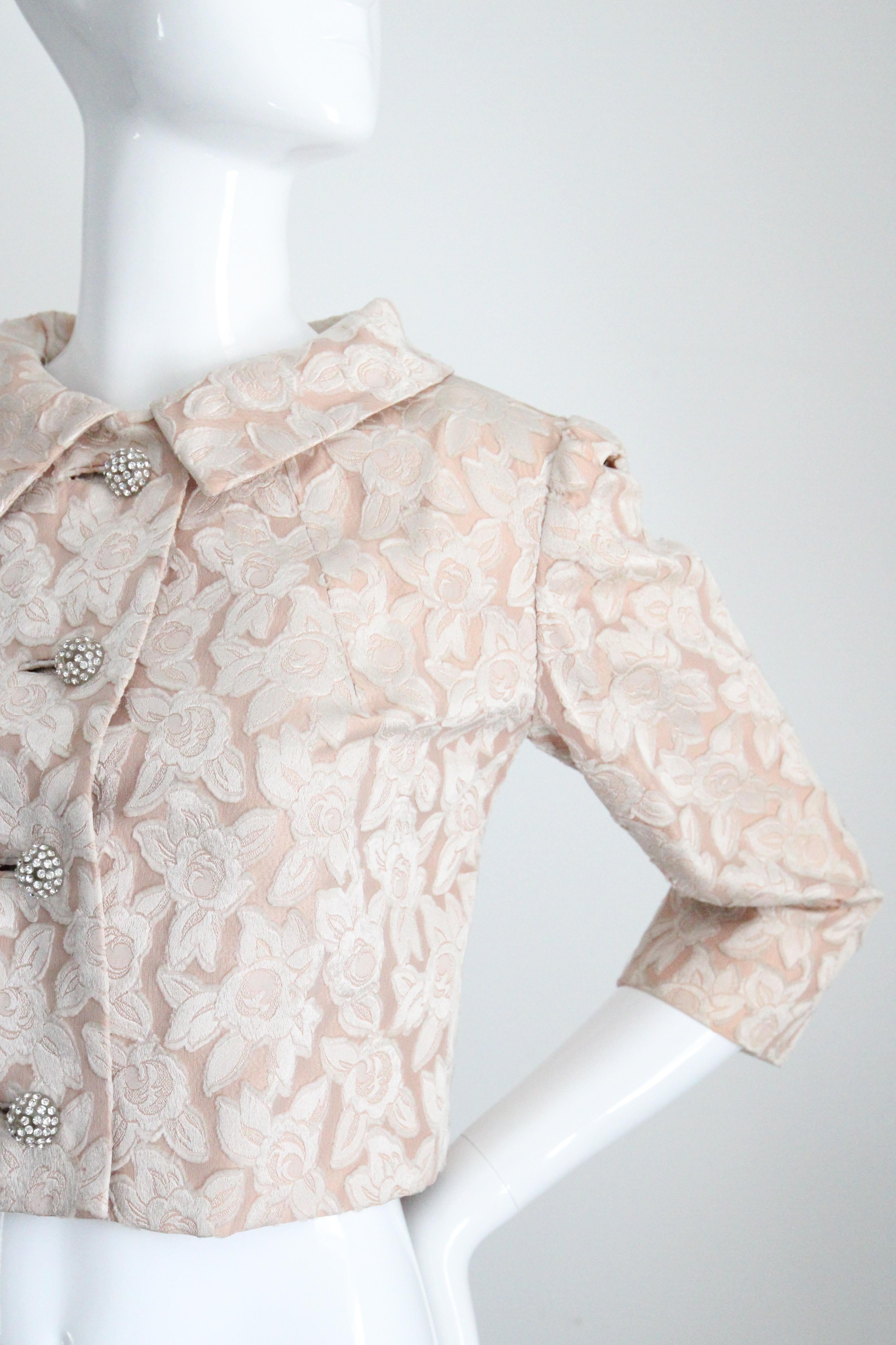 Giacca vintage anni '50 in broccato di seta blush con bottoni di strass UK 10-12 in vendita 3