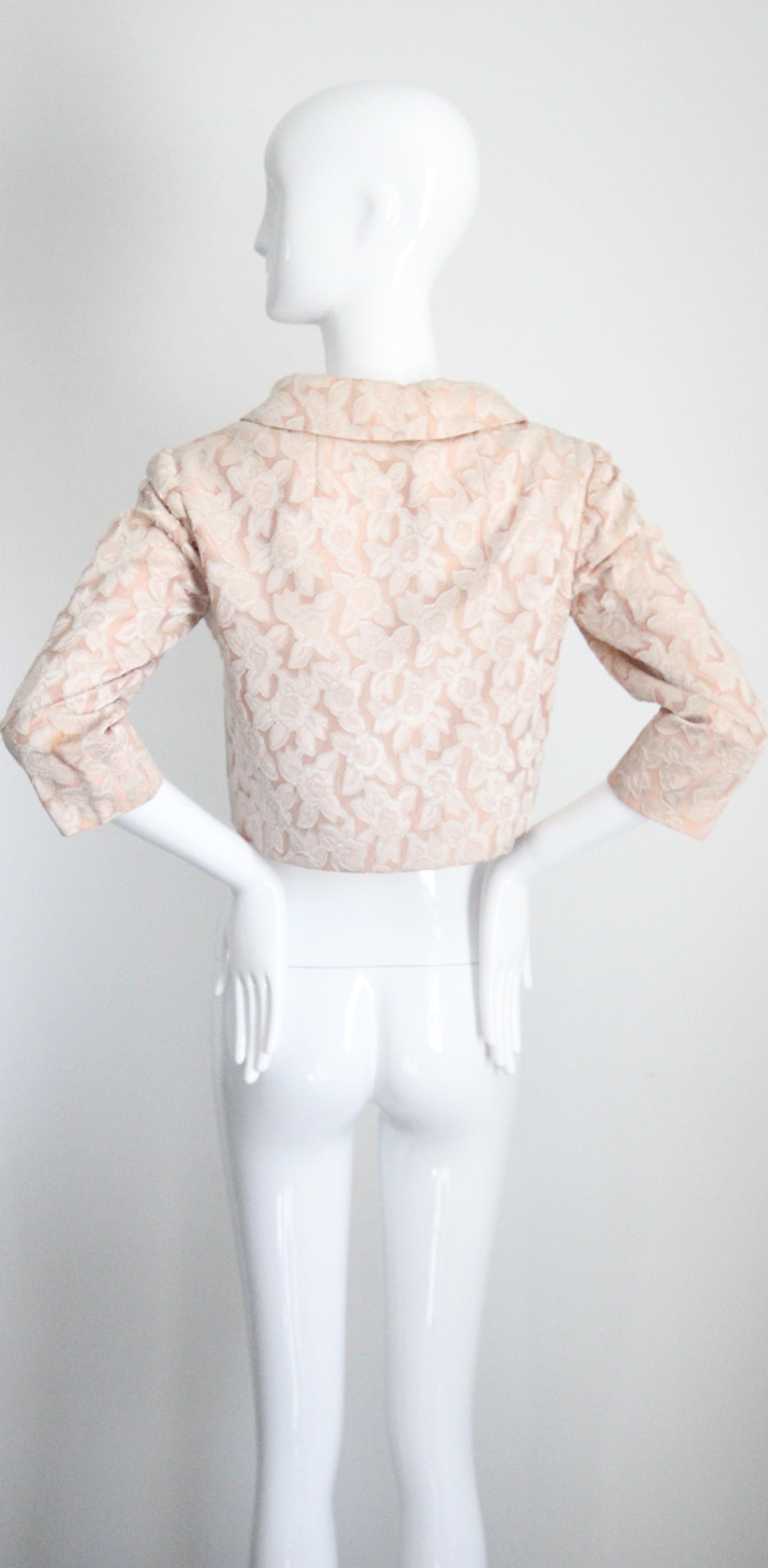 Giacca vintage anni '50 in broccato di seta blush con bottoni di strass UK 10-12 in vendita 4