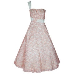 Jahrgang 1950 Jacques Heim Haute Couture Pink & White Lace One-Shoulder-Kleid