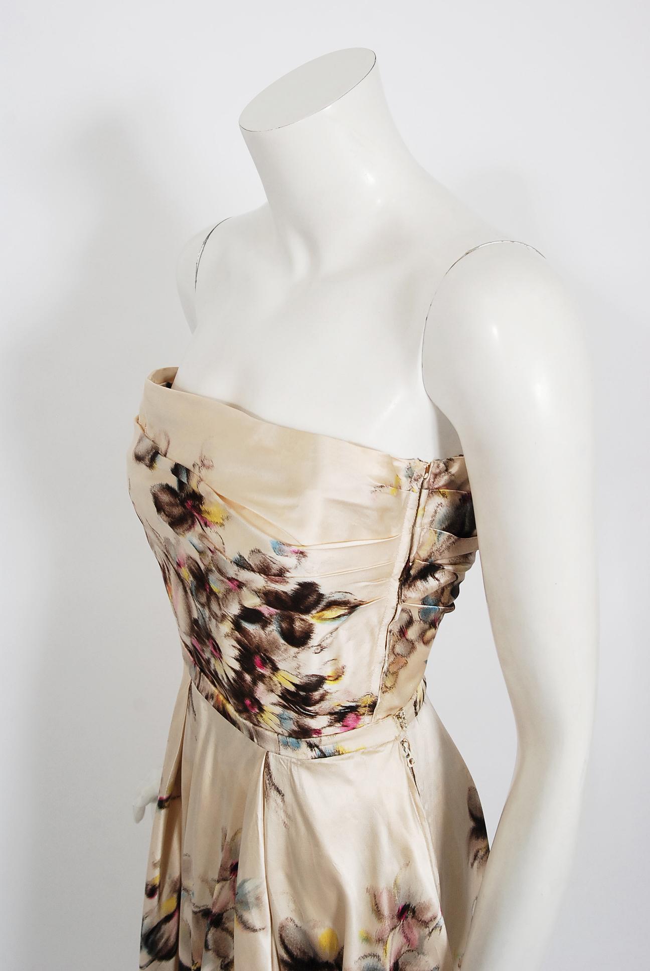Jeanne Lafaurie Couture Trägerloses Aquarell-Kleid aus Seide mit Blumenmuster aus den 1950er Jahren (Beige) im Angebot