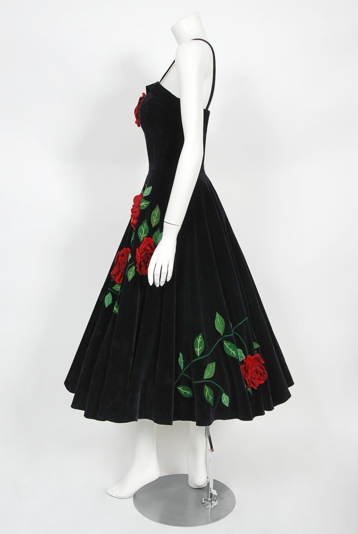 Vintage 1950's Juli Lynne Charlot Red Roses Appliqué Black Velvet Full Dress In Good Condition In Beverly Hills, CA