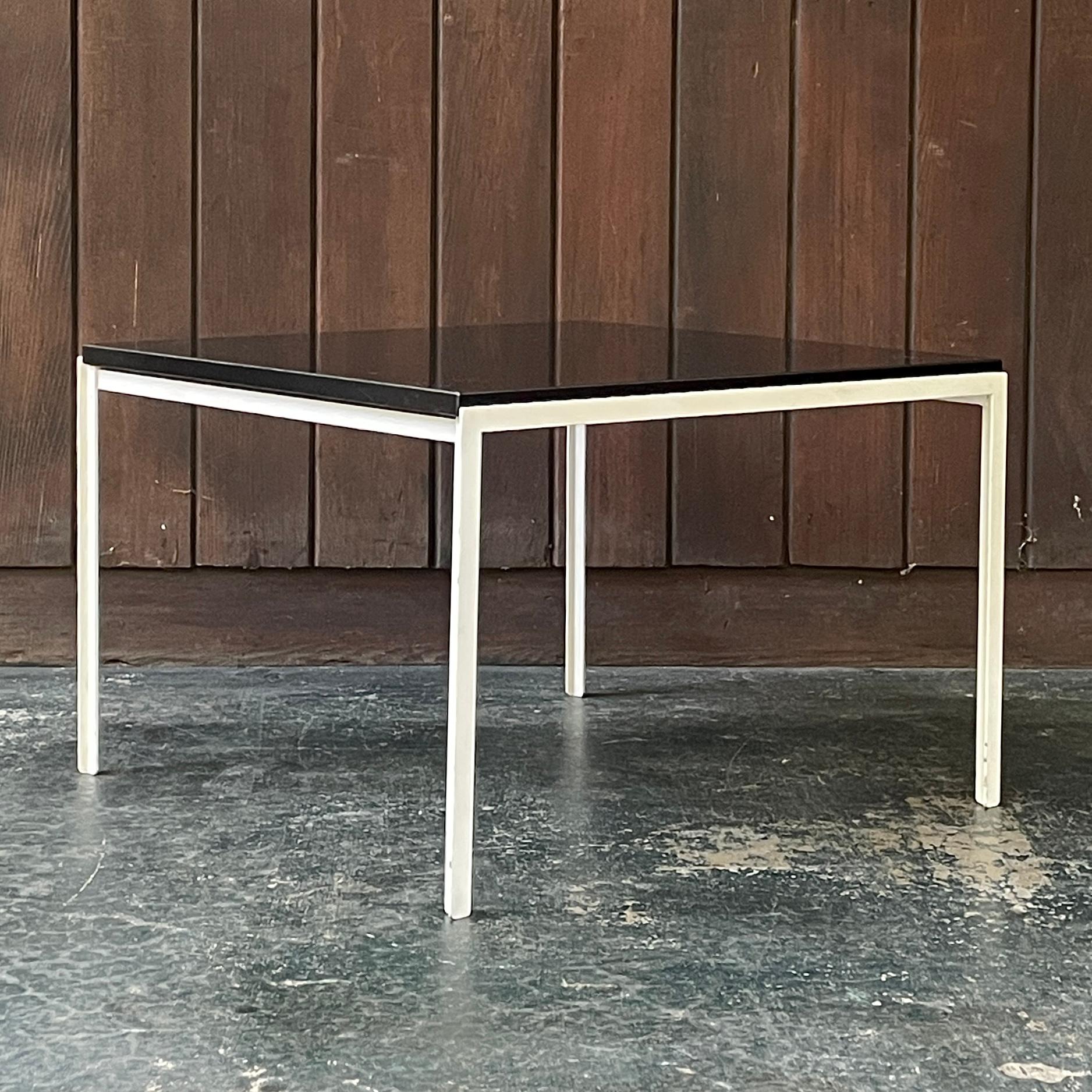 Panneau noir cool et peu commun sur une base en fer en forme d'équerre peinte en blanc.  Encadrement réduit et panneau de table plus mince. Beaucoup de rayures à la surface.