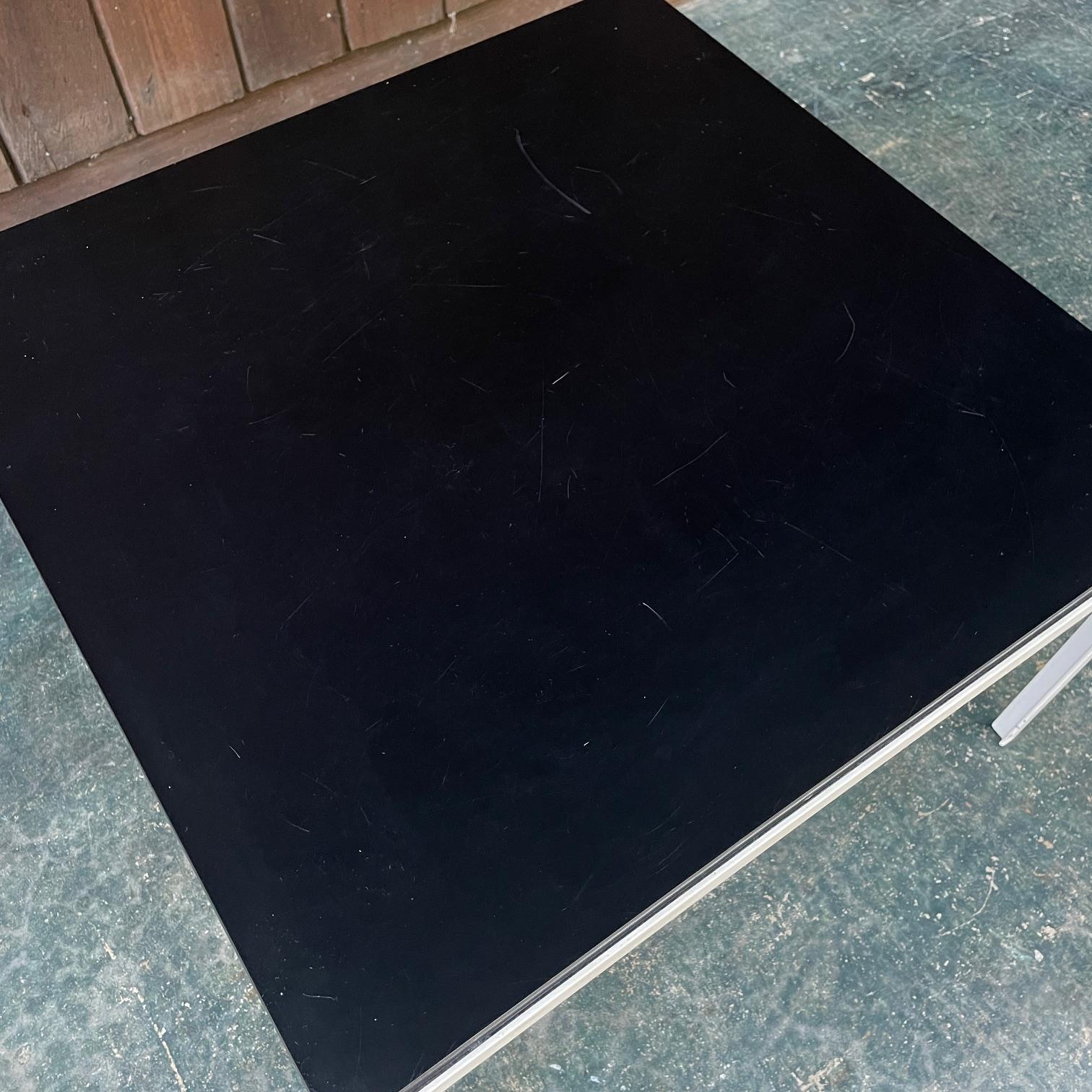 Fait à la machine Table basse vintage Knoll des années 1950 avec angle en T noir&blanc en vente