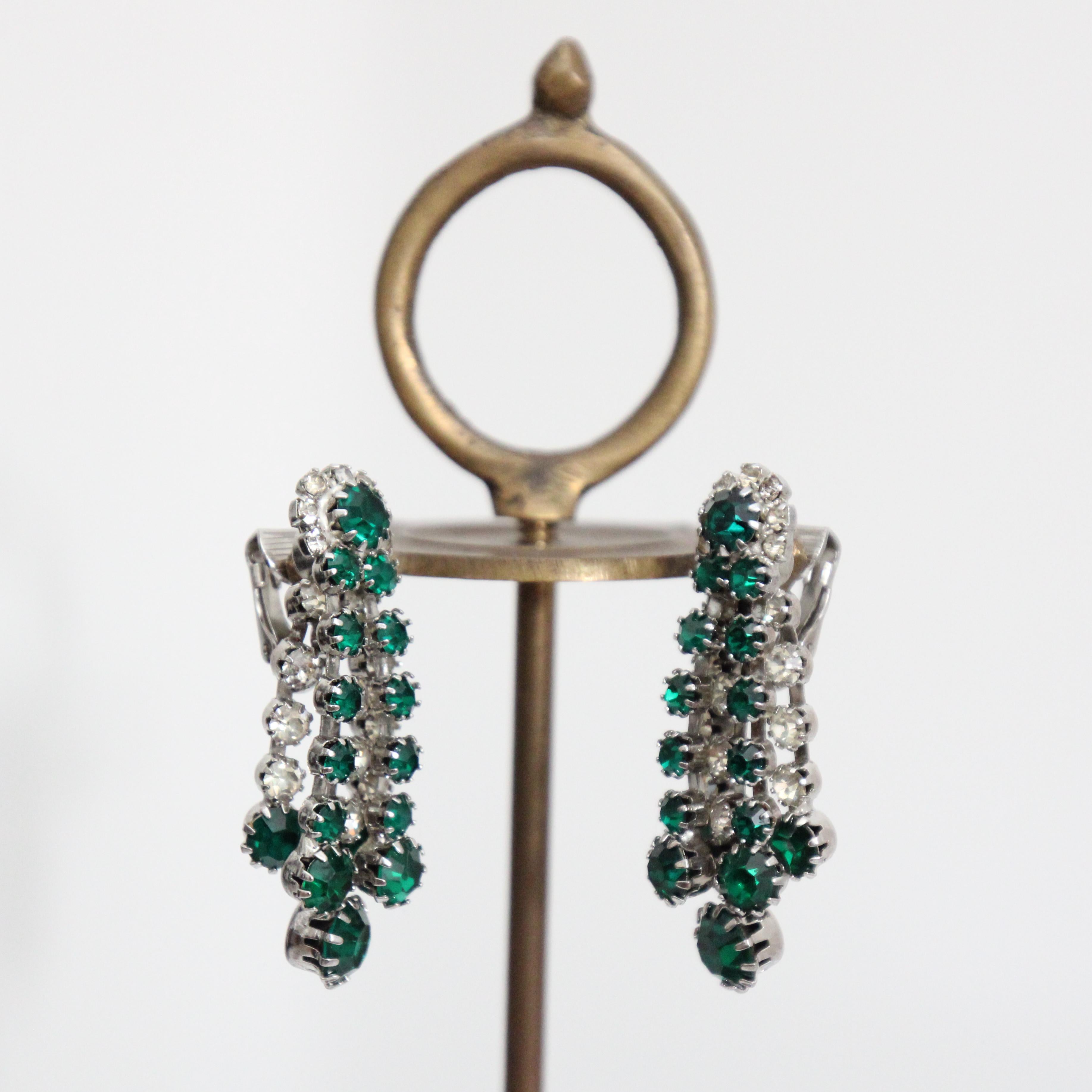 Vintage 1950's Kramer Strass Kronleuchter Clip auf Ohrringe Smaragdgrün im Angebot 1