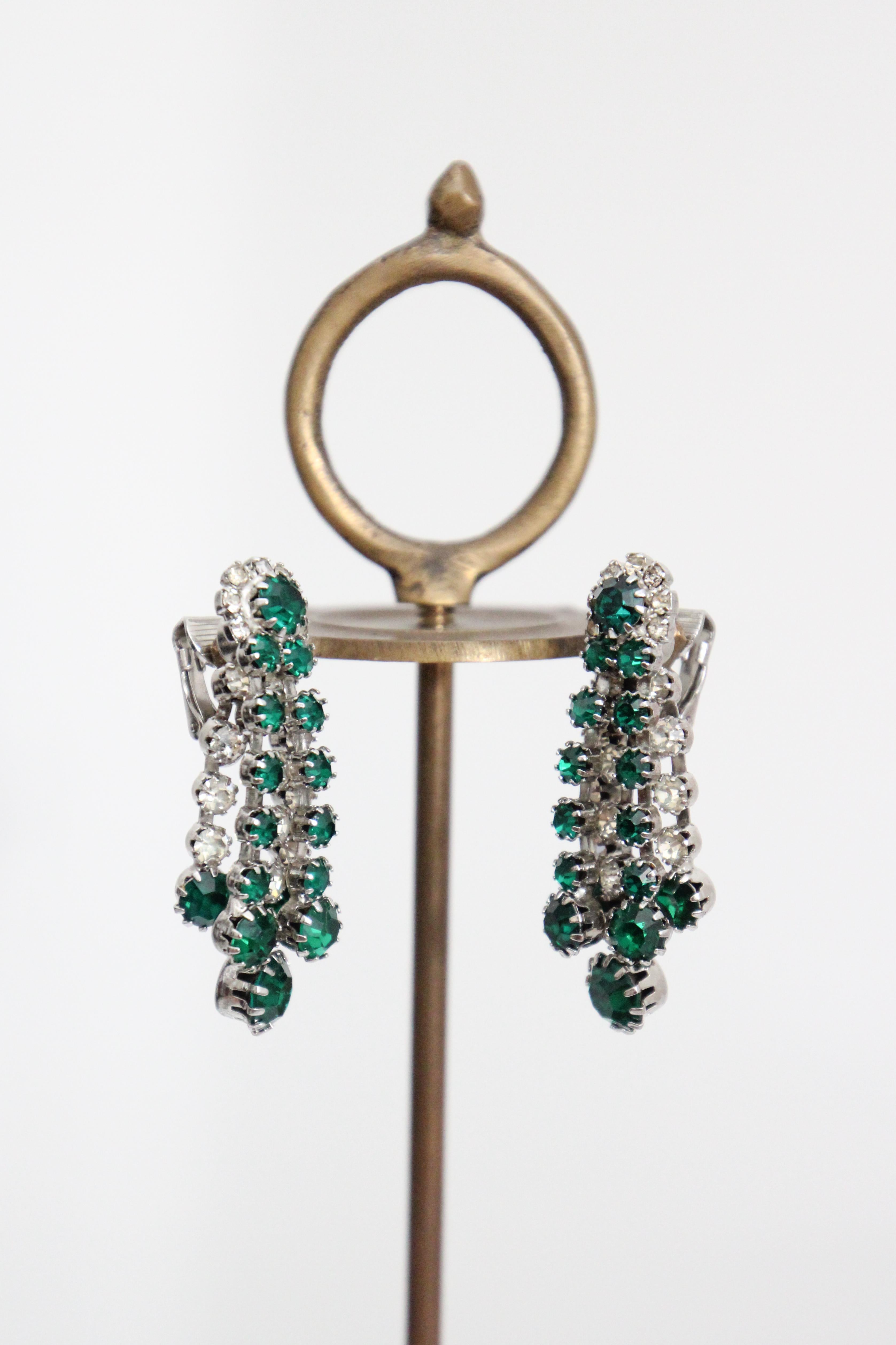 Vintage 1950's Kramer Strass Kronleuchter Clip auf Ohrringe Smaragdgrün im Angebot 2