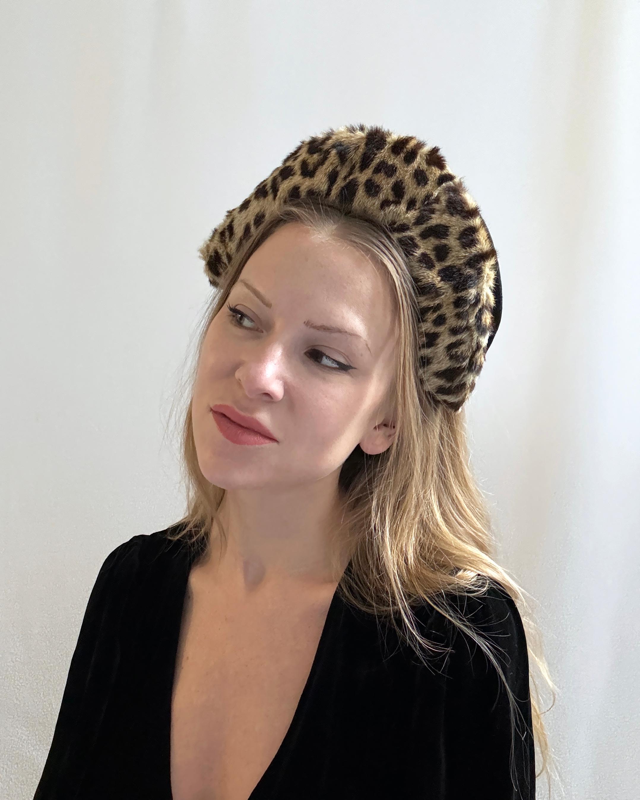 VINTAGE 1950s LEOPARD PRINT HEADBAND HAT In Excellent Condition For Sale In New York, NY