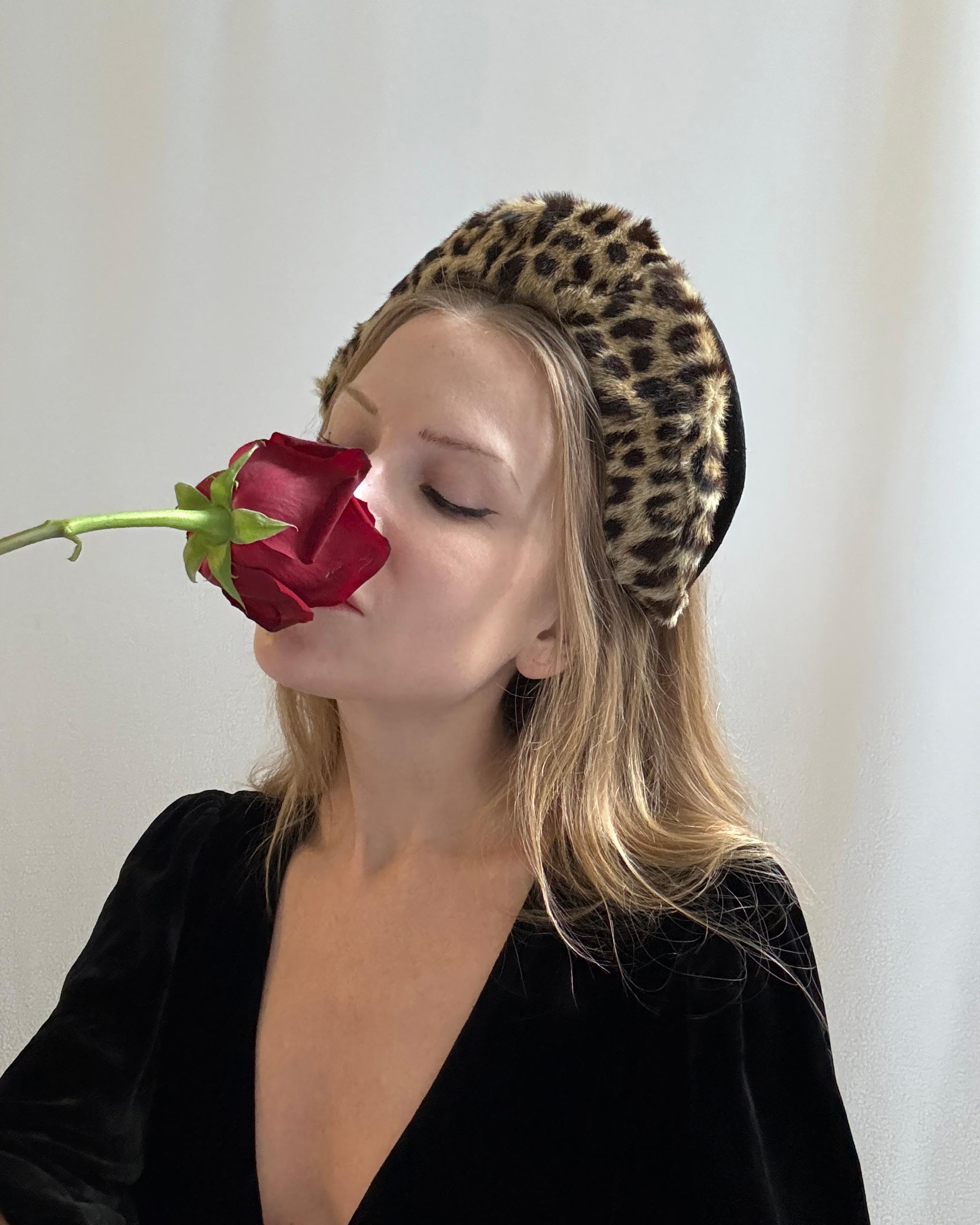 VINTAGE 1950s LEOPARD PRINT HEADBAND HAT In Excellent Condition For Sale In New York, NY