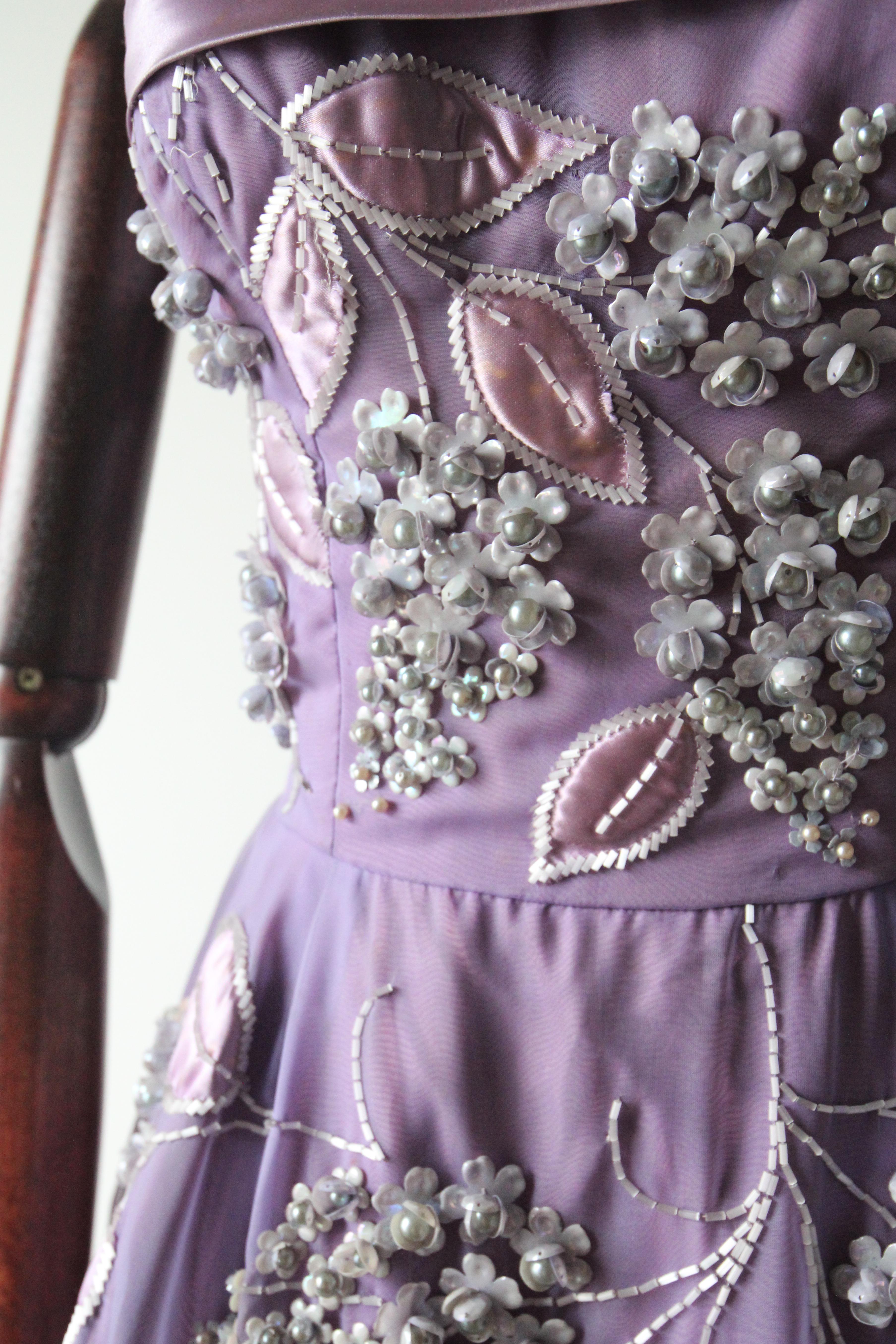 Vintage 1950's Lilac Beaded Floral Kleid und passende Jacke fünfziger Jahre UK 8 US 4 Damen im Angebot