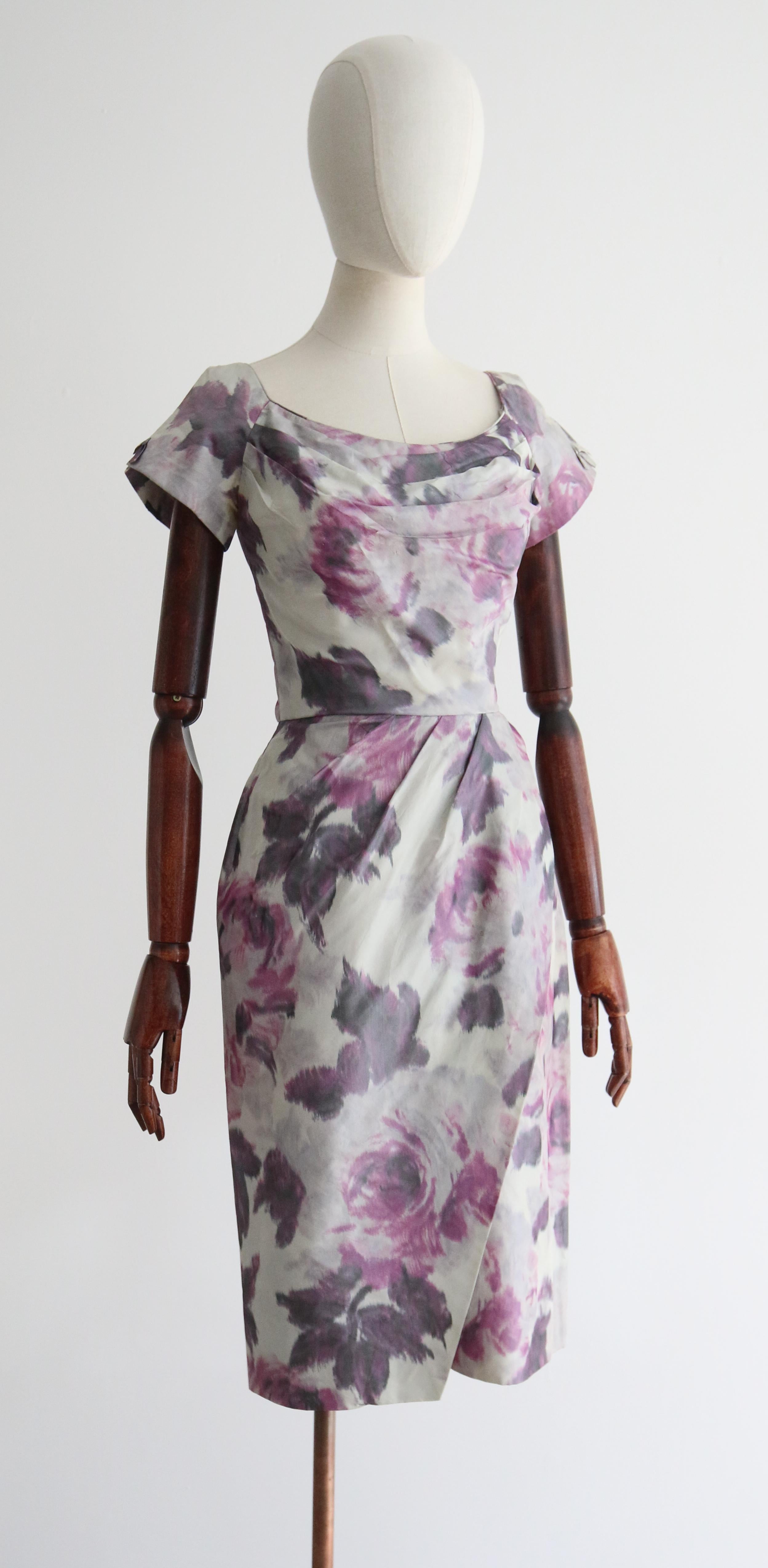 Vintage 1950's Lila Watersilk Floral Kleid UK 8 US 4 im Zustand „Gut“ im Angebot in Cheltenham, GB