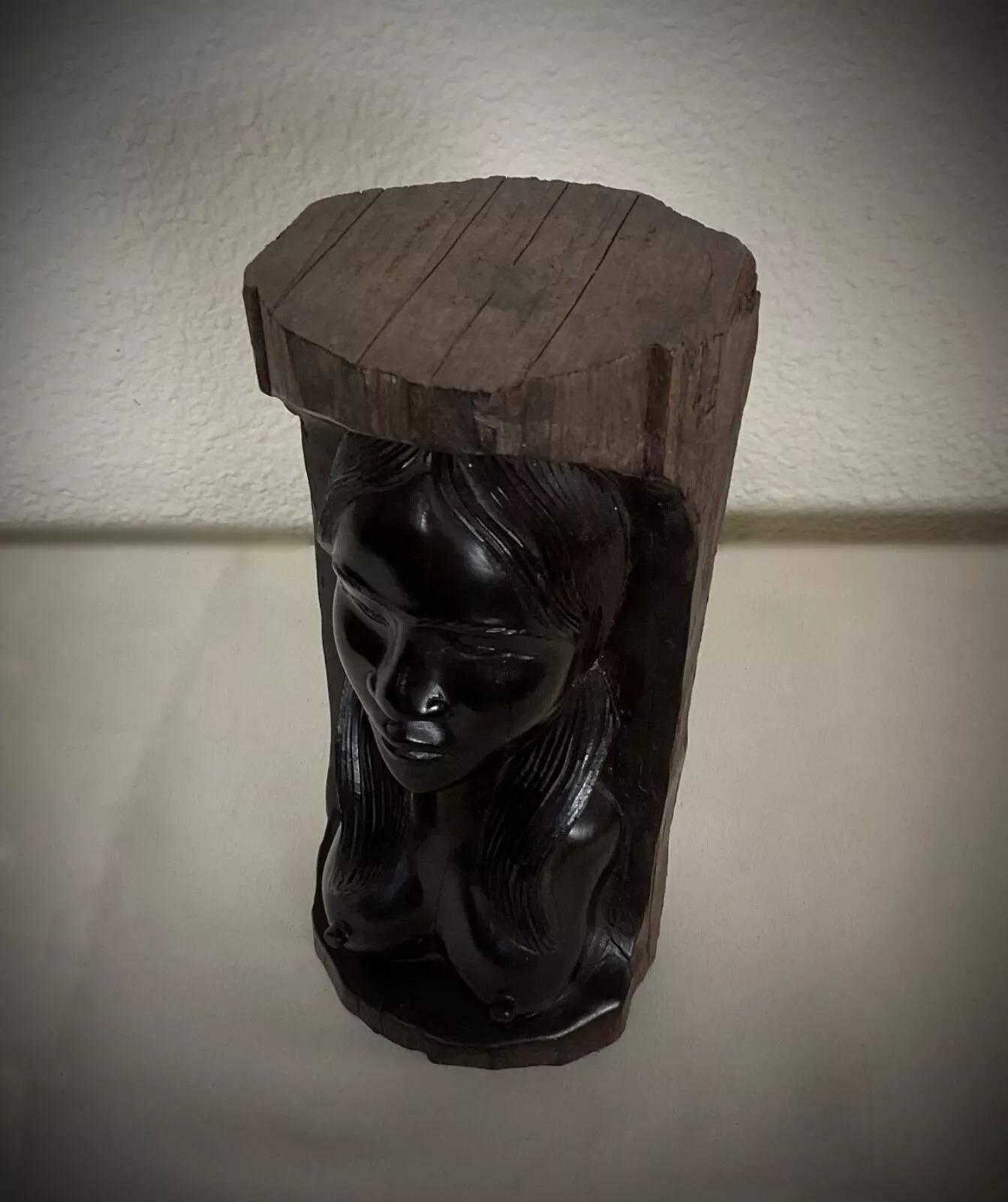 Si tratta di una scultura vintage malgascia intagliata a mano degli anni '50-'60, che raffigura una donna in piedi in una posa tradizionale ed elegante. Realizzato in legno massiccio di ebano, questo pezzo mette in mostra la raffinata abilità