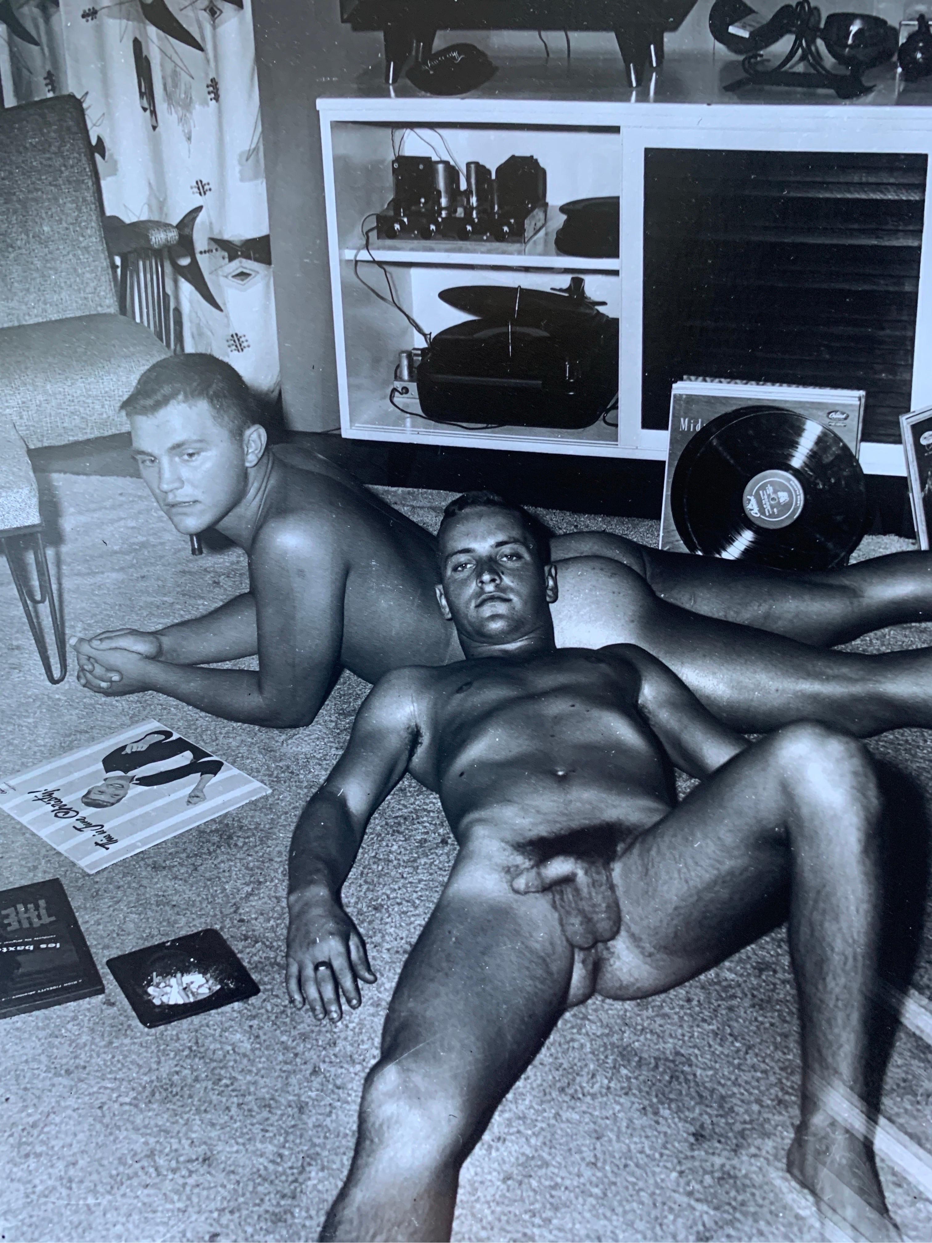 Eine seltene Original-S/W-Fotografie von 2 Brüdern, die nackt auf dem Boden Platten hören. Vor vielen Jahrzehnten sahen wir ein zweites Bild aus dieser Serie, und es wurde als die Modelle waren Brüder aufgeführt. Ich höre die Alben von Les Baxter
