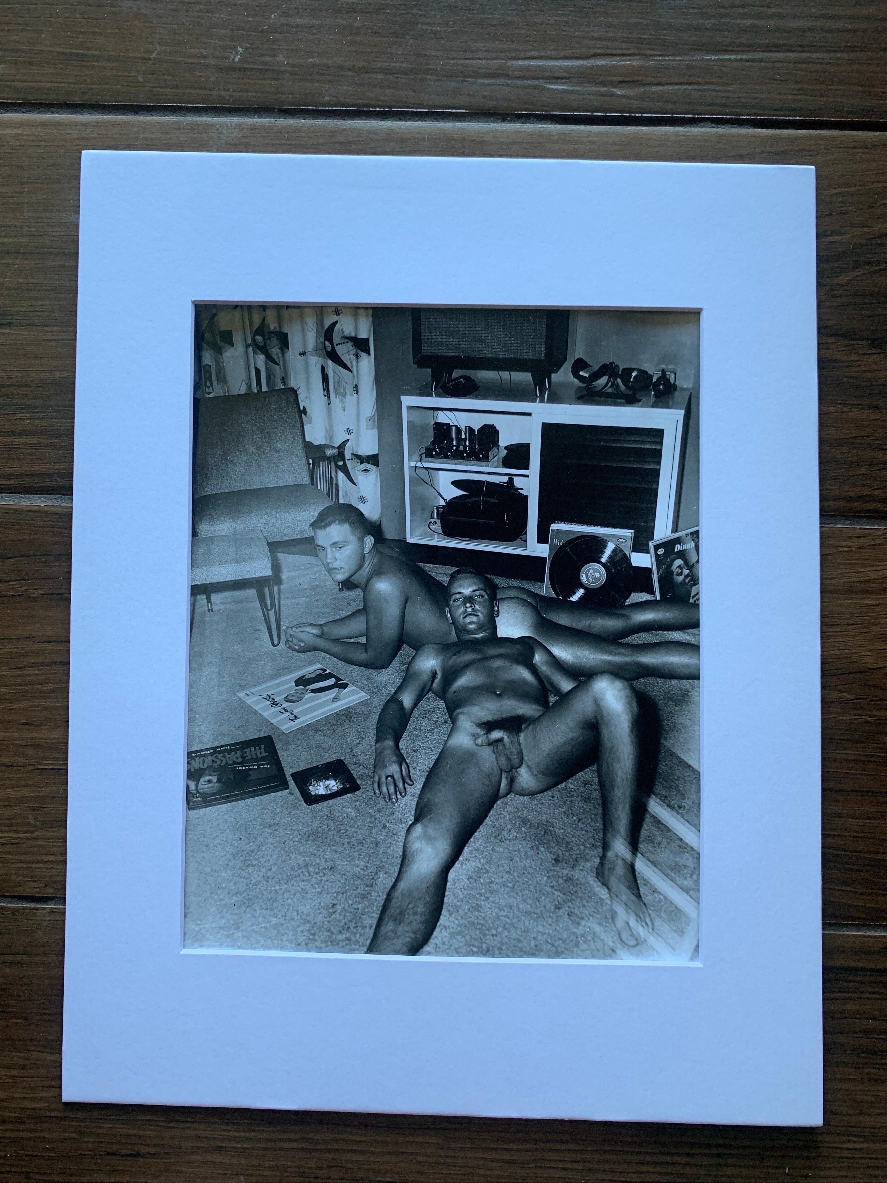 Vintage 1950er Jahre männlicher Original Aktfoto der Brüder, spielende Aufzeichnungen (Moderne der Mitte des Jahrhunderts) im Angebot