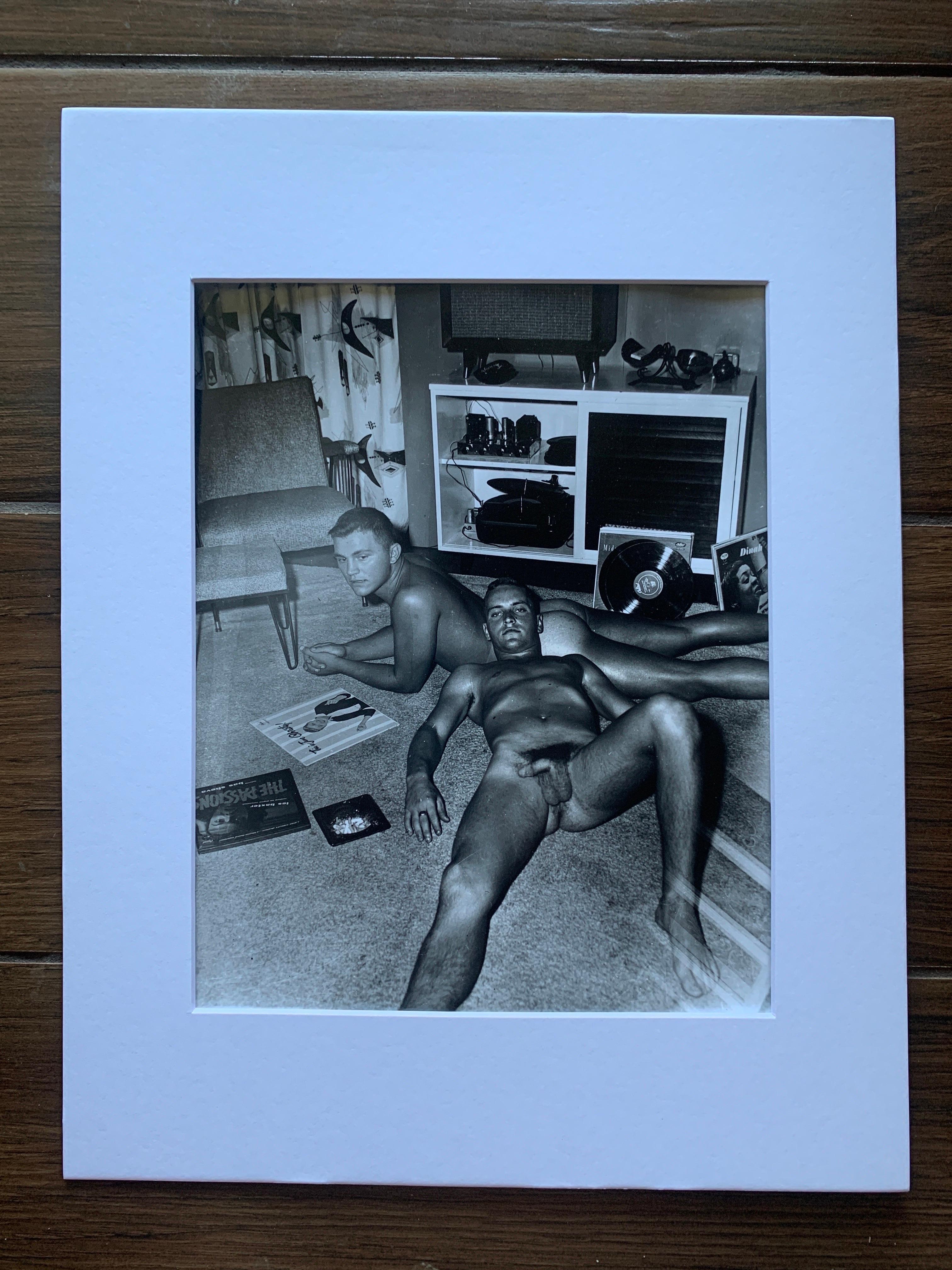 Vintage 1950er Jahre männlicher Original Aktfoto der Brüder, spielende Aufzeichnungen (Handgefertigt) im Angebot