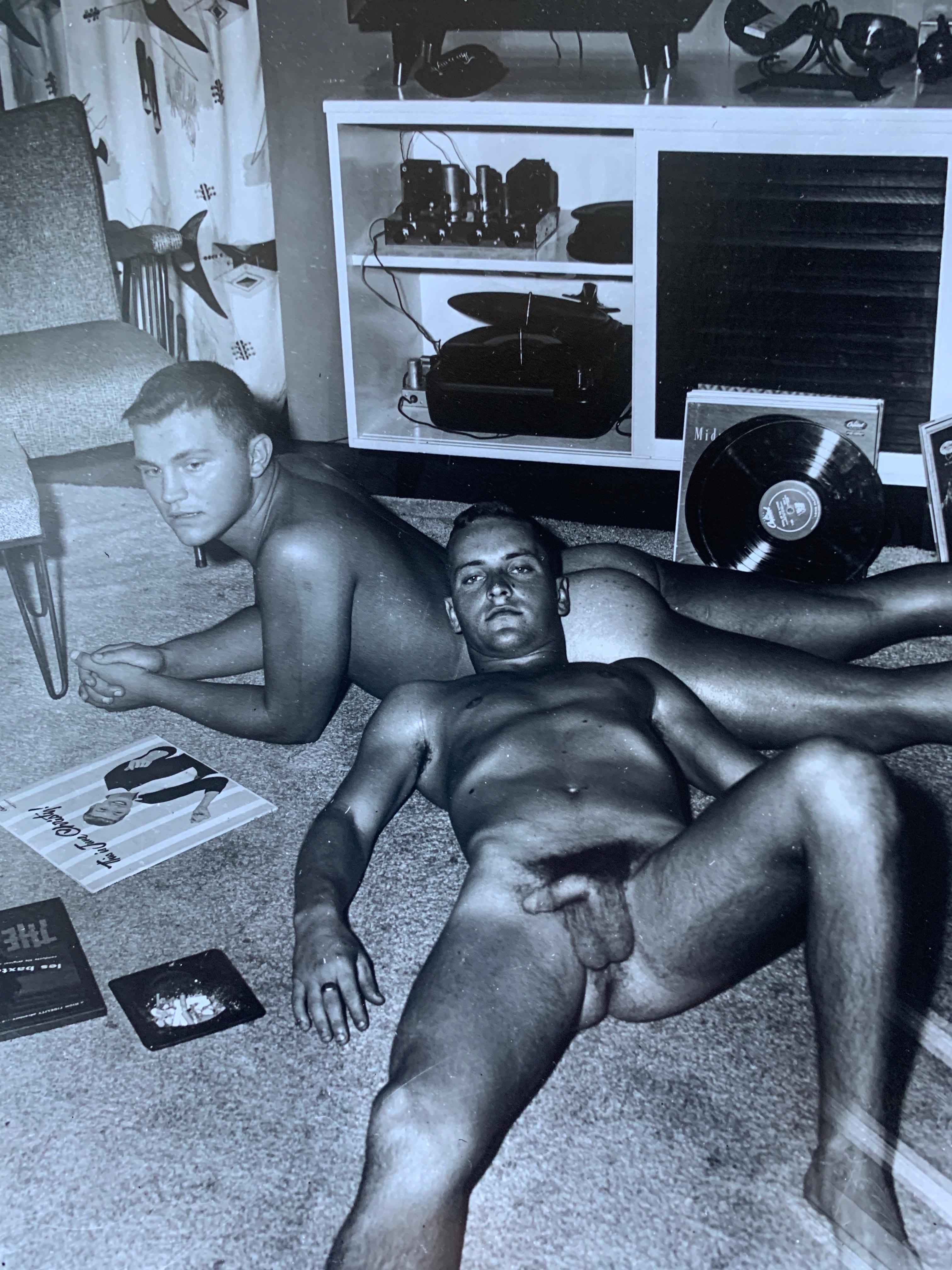 Vintage 1950er Jahre männlicher Original Aktfoto der Brüder, spielende Aufzeichnungen im Zustand „Gut“ im Angebot in Palm Springs, CA