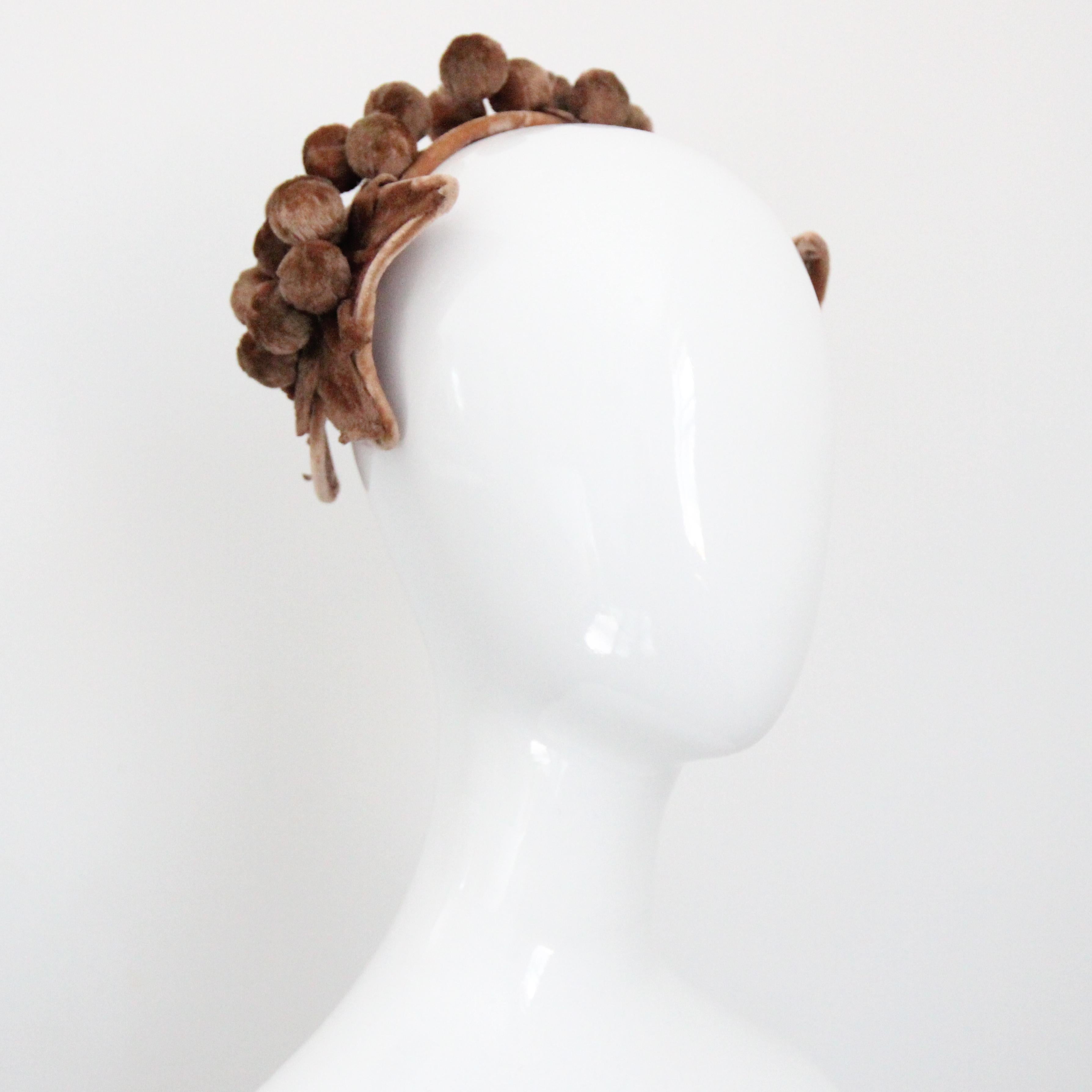 Vintage 1950's Maple Leaf Velvet Bandeau Hut 1950's Velvet Bandeau Hairband Hat (Grau) im Angebot