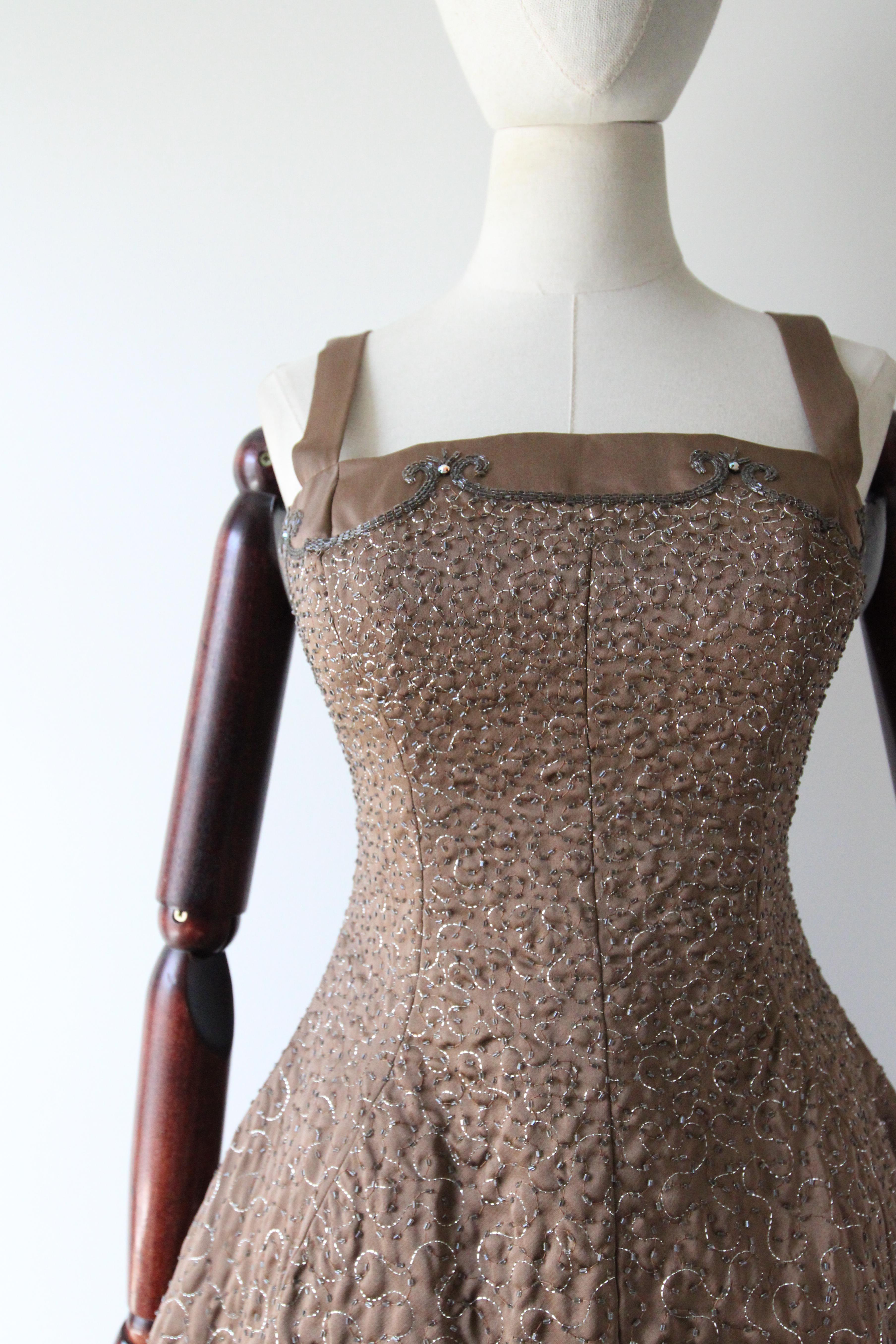 Grigio Vintage 1950 Acero raso ricamato con perline Frank Usher Hoop Dress UK 8 US 4 in vendita