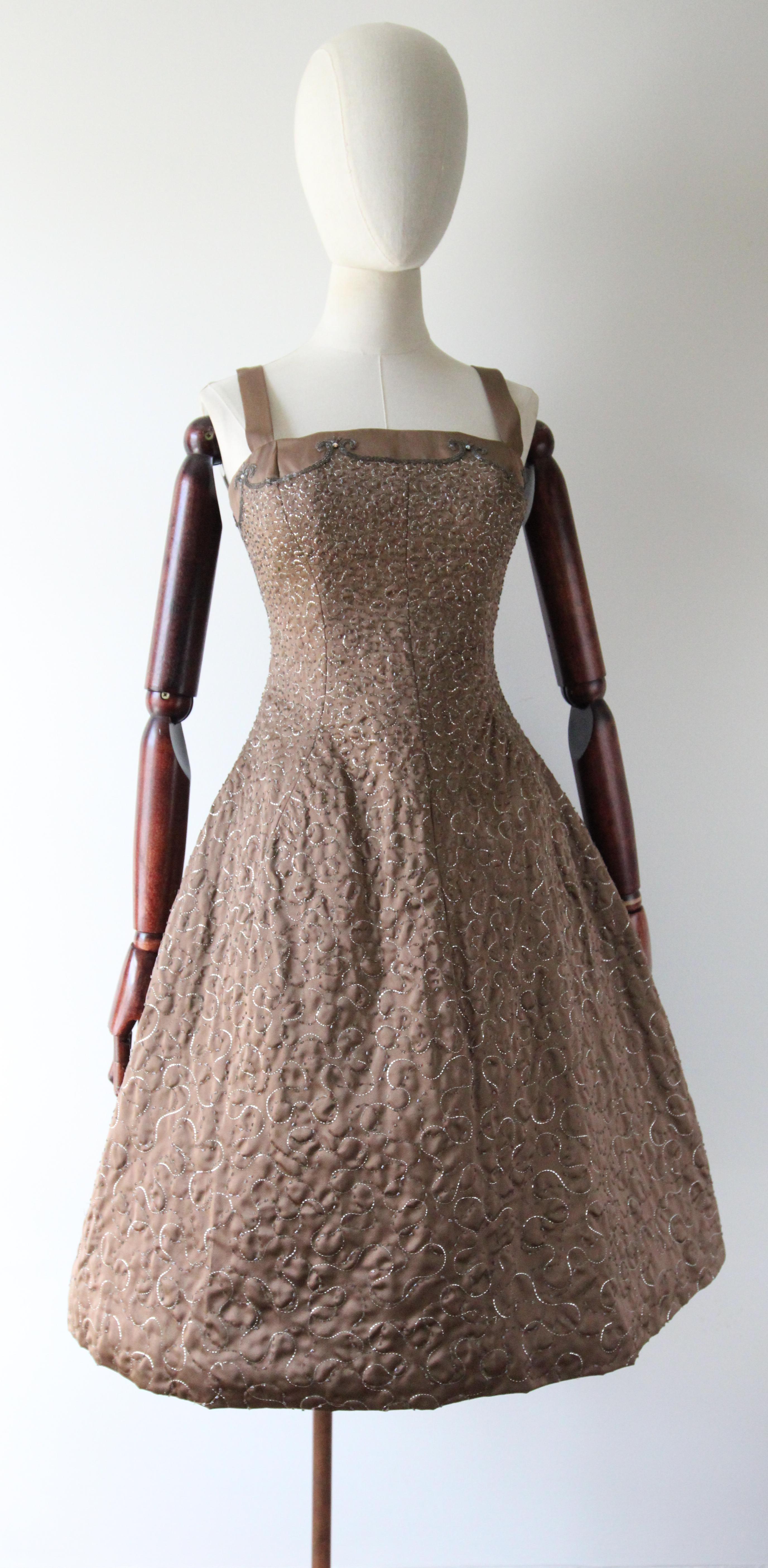 da uomo o donna Vintage 1950 Acero raso ricamato con perline Frank Usher Hoop Dress UK 8 US 4 in vendita