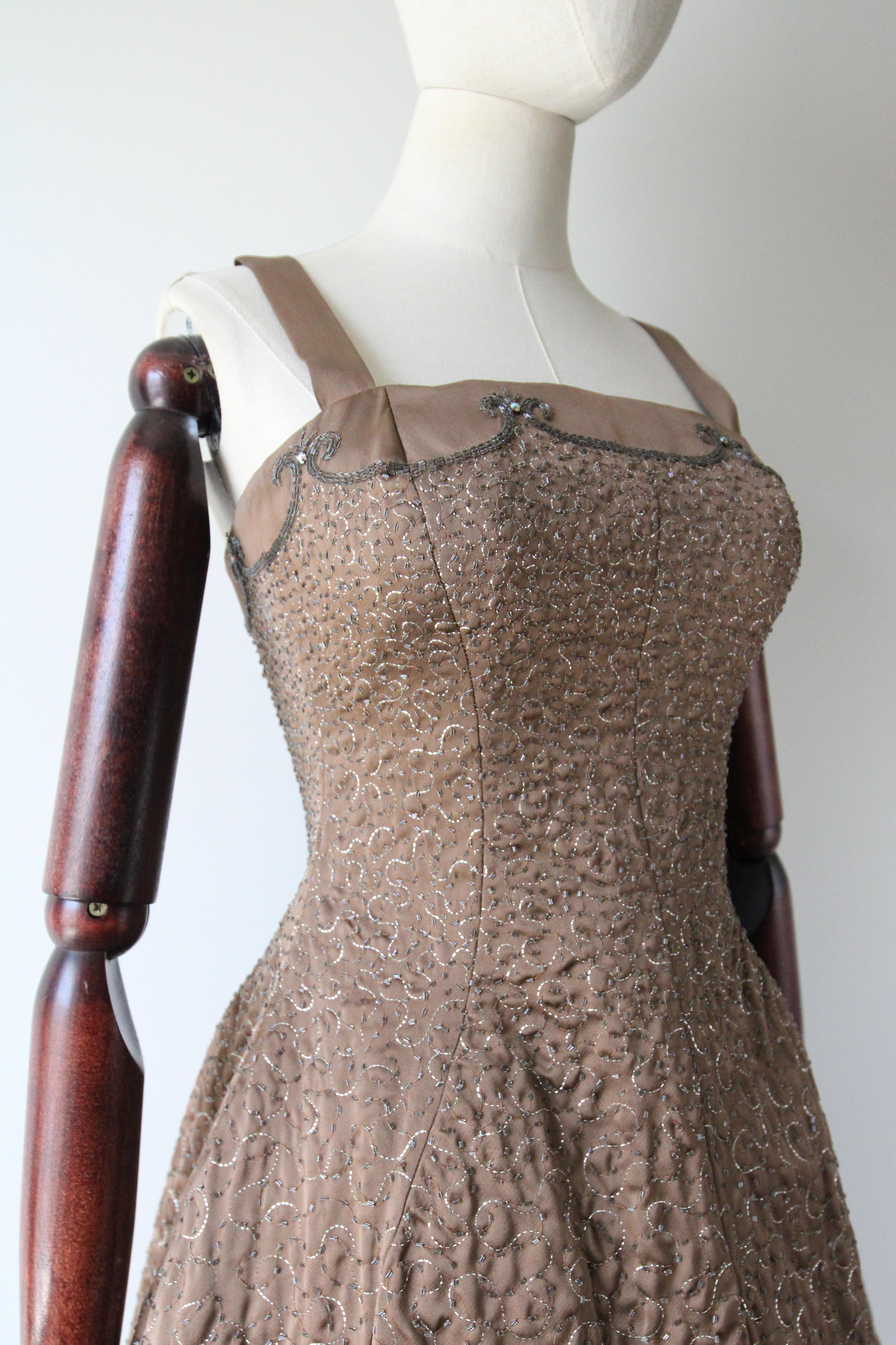 Vintage 1950 Acero raso ricamato con perline Frank Usher Hoop Dress UK 8 US 4 in vendita 1