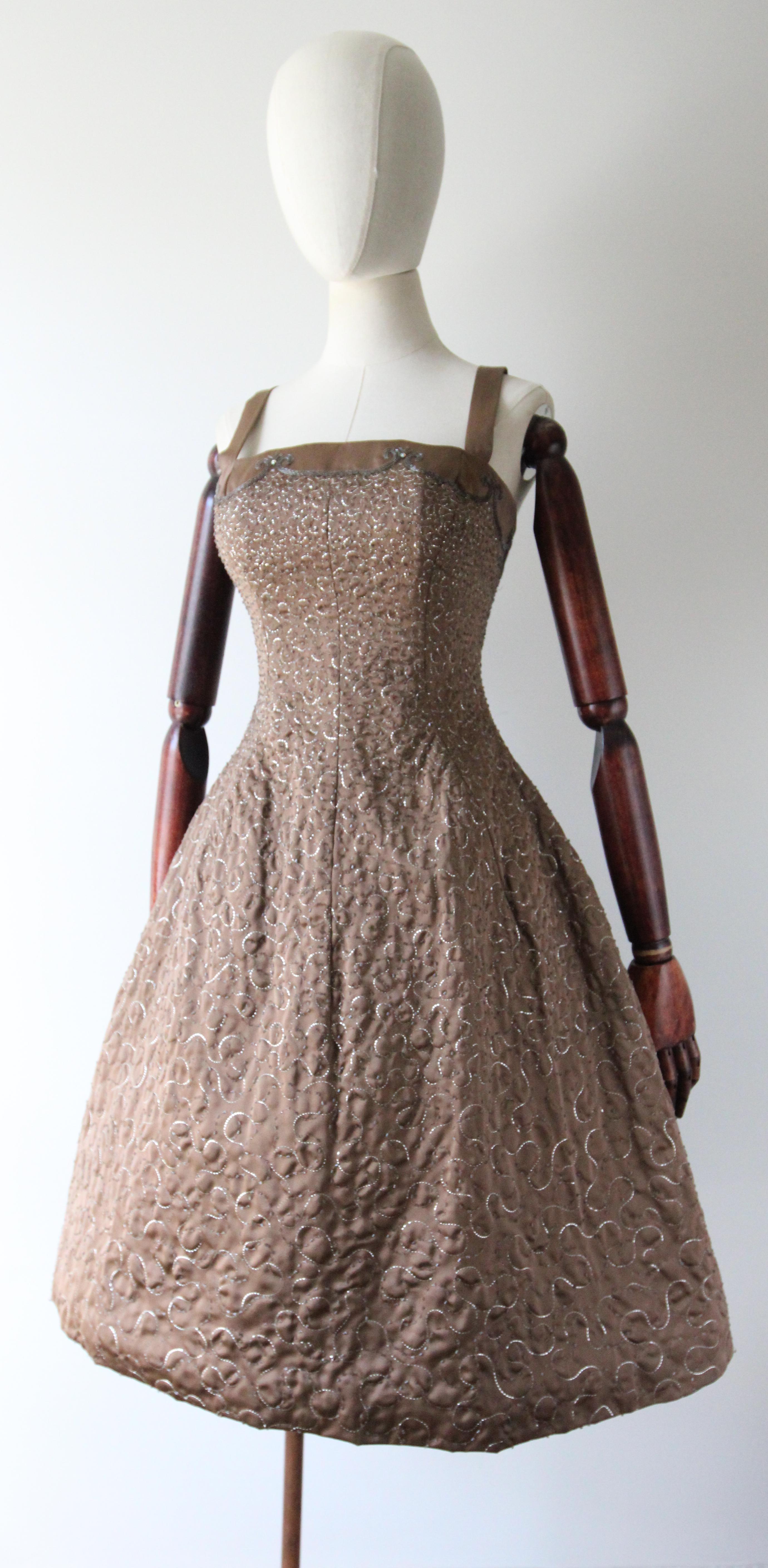 Vintage 1950 Acero raso ricamato con perline Frank Usher Hoop Dress UK 8 US 4 in vendita 2