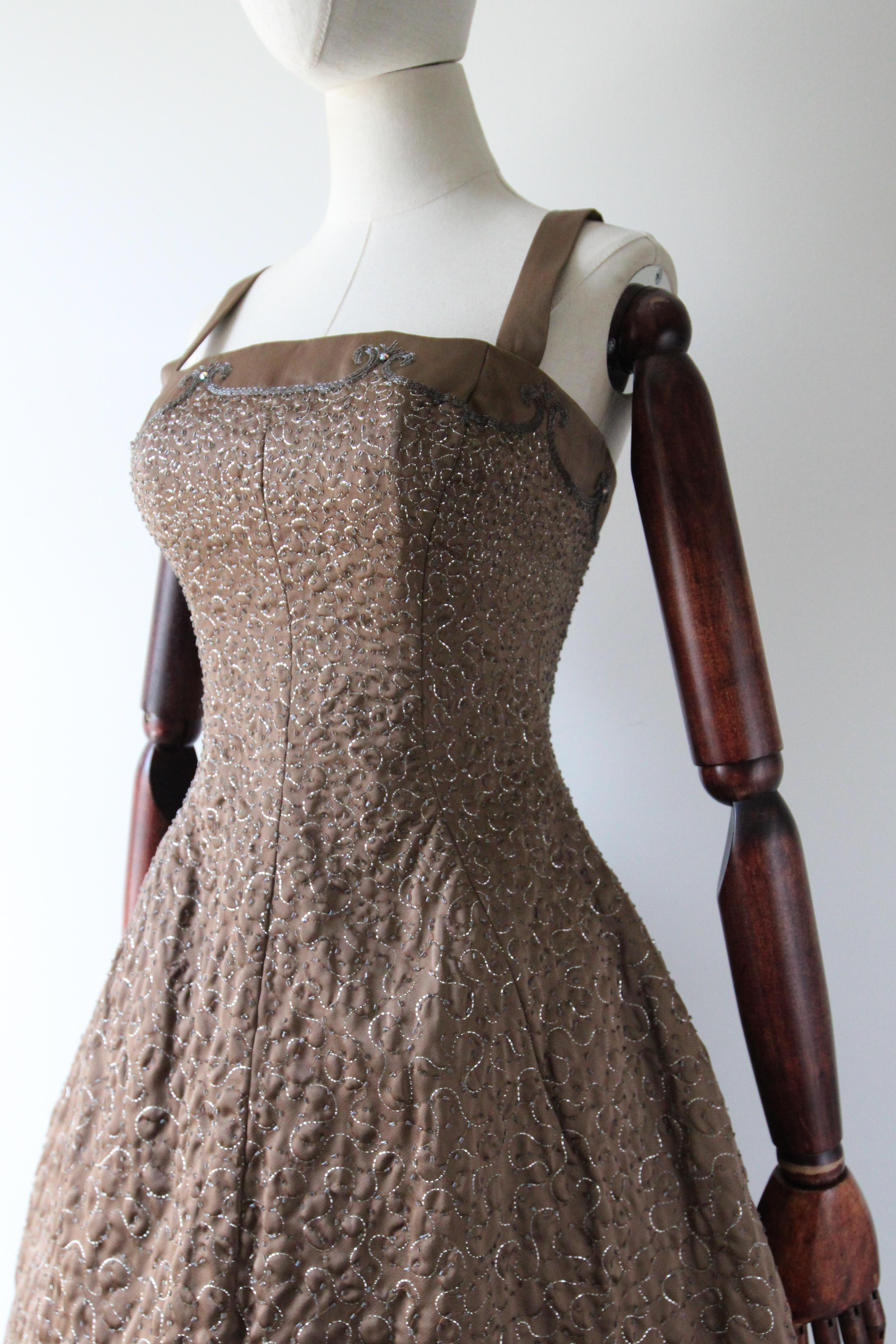 Vintage 1950 Acero raso ricamato con perline Frank Usher Hoop Dress UK 8 US 4 in vendita 3