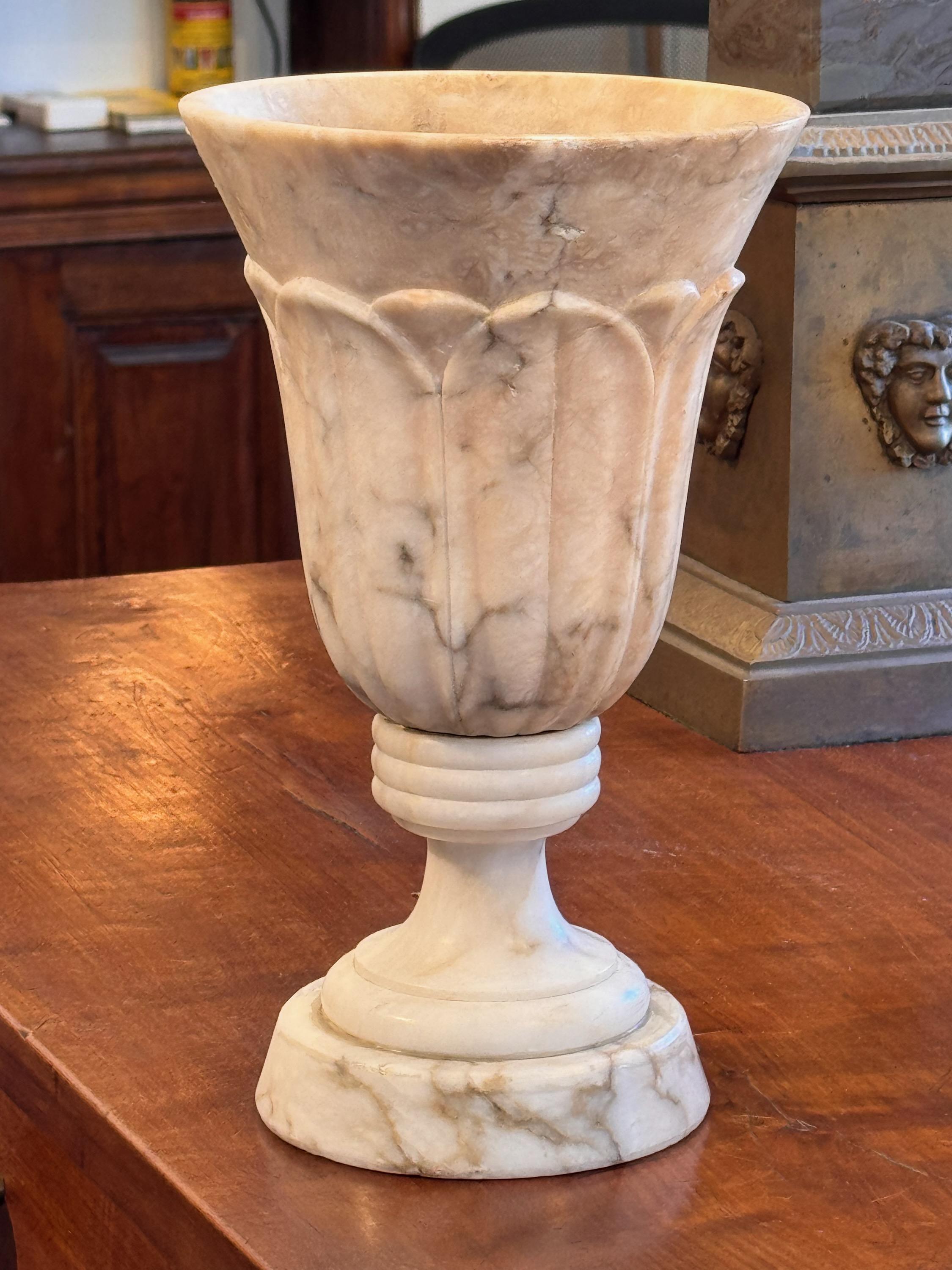 Une urne de forme classique. Le marbre est magnifique.