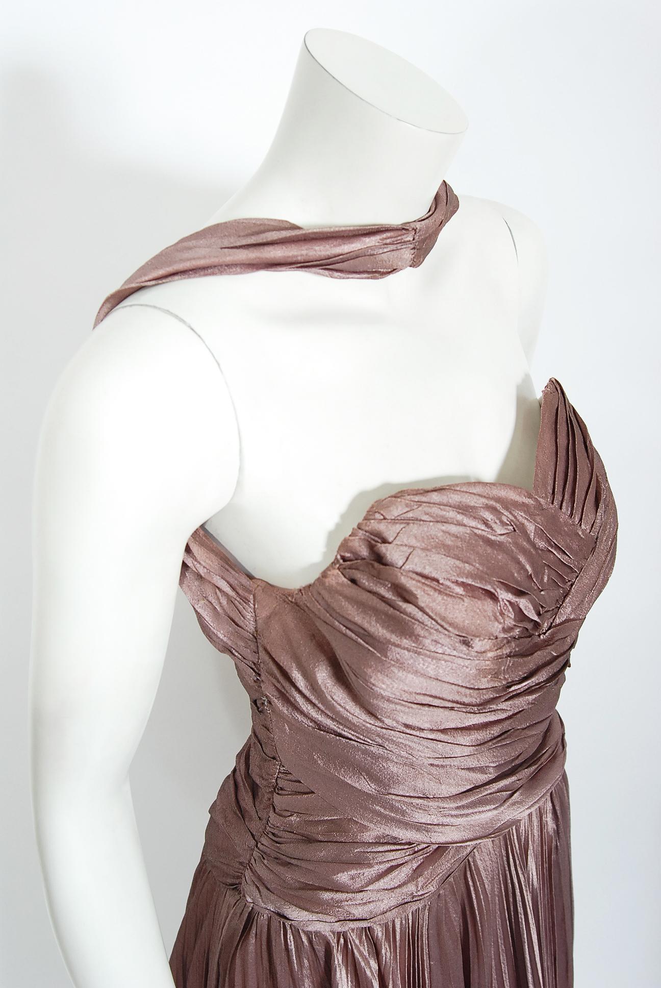 Violet Marjon Couture - Robe plissée vintage en soie mauve et violette à revers, années 1950  en vente