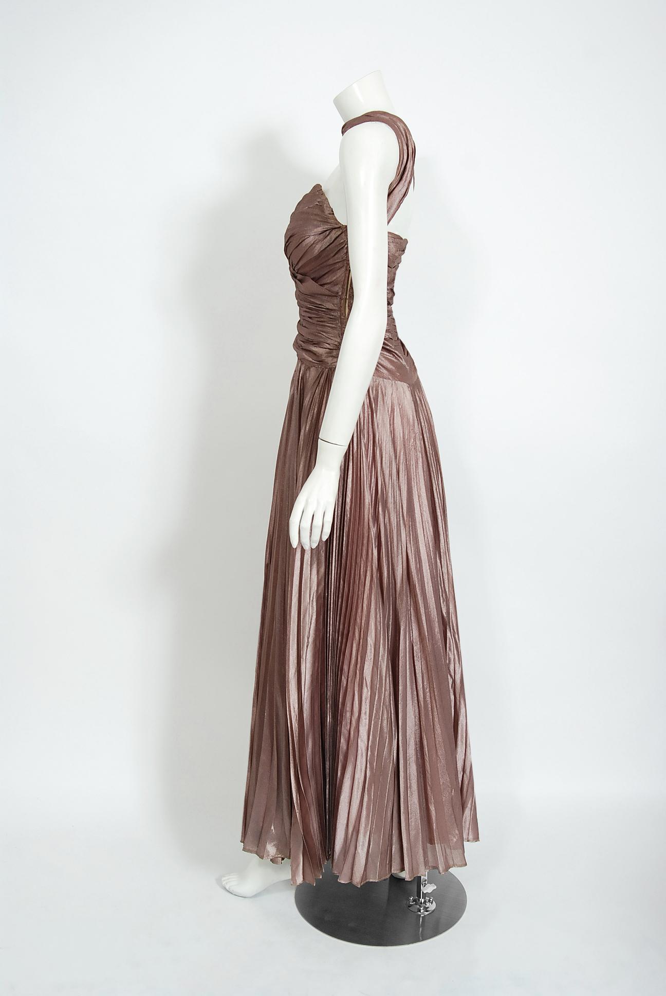 1950er Jahre Marjon Couture Mauve lila Seide Reverse-Halter plissiertes Kleid 1950er Jahre  im Zustand „Gut“ im Angebot in Beverly Hills, CA