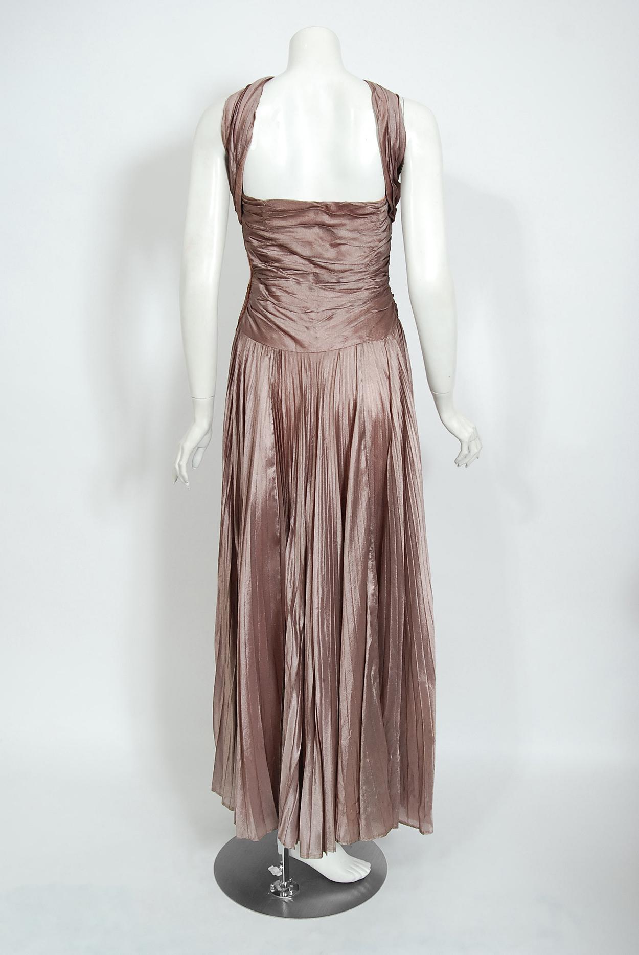 Marjon Couture - Robe plissée vintage en soie mauve et violette à revers, années 1950  en vente 2