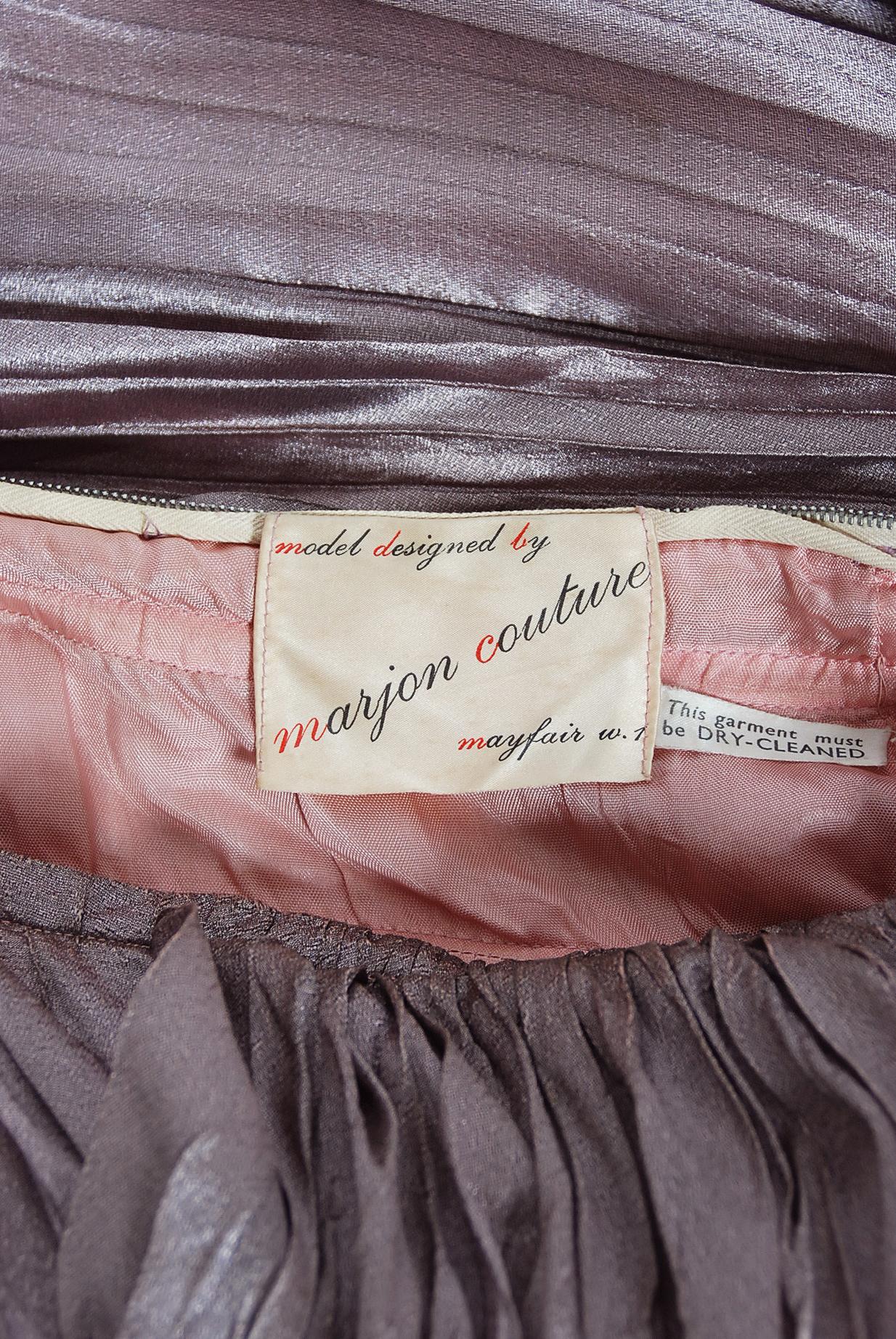 Marjon Couture - Robe plissée vintage en soie mauve et violette à revers, années 1950  en vente 4