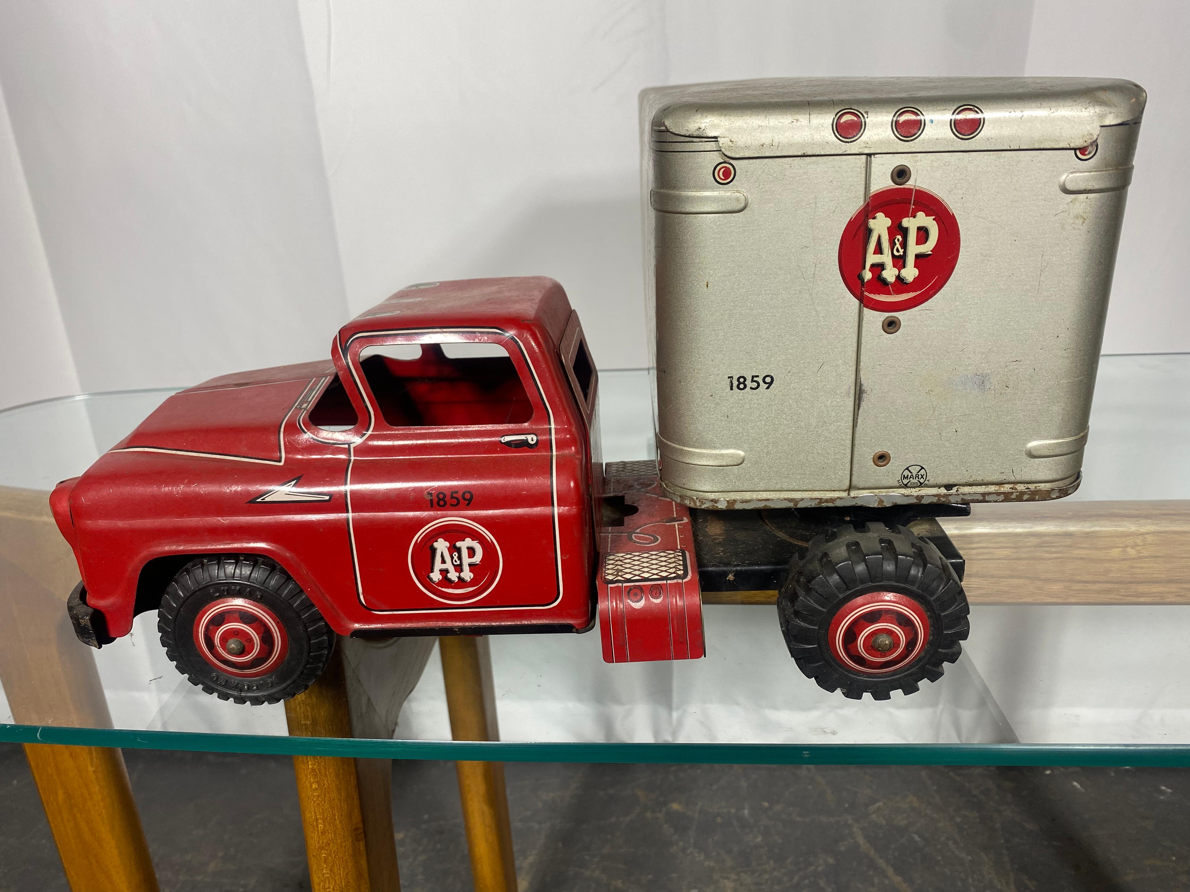 Pressé MARX des années 1950  Truck de livraison de jouets du marché A&P en acier pressé et aluminium  en vente